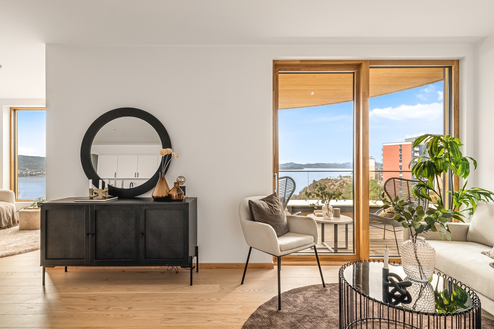 Leiligheten har smarthusstyring, noe som gjør at du kan styre solskjerming, varme og lys fra mobilen. Galleribilde