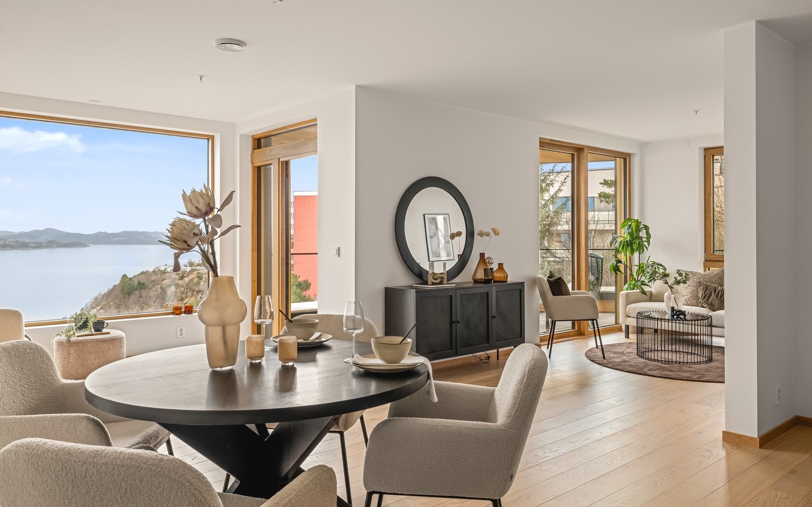 Velkommen inn! En eksepsjonell skue venter deg i stuen, resultatet av nydelig utsikt og gode materialvalg fører til en komplett boligopplevelse. Galleribilde