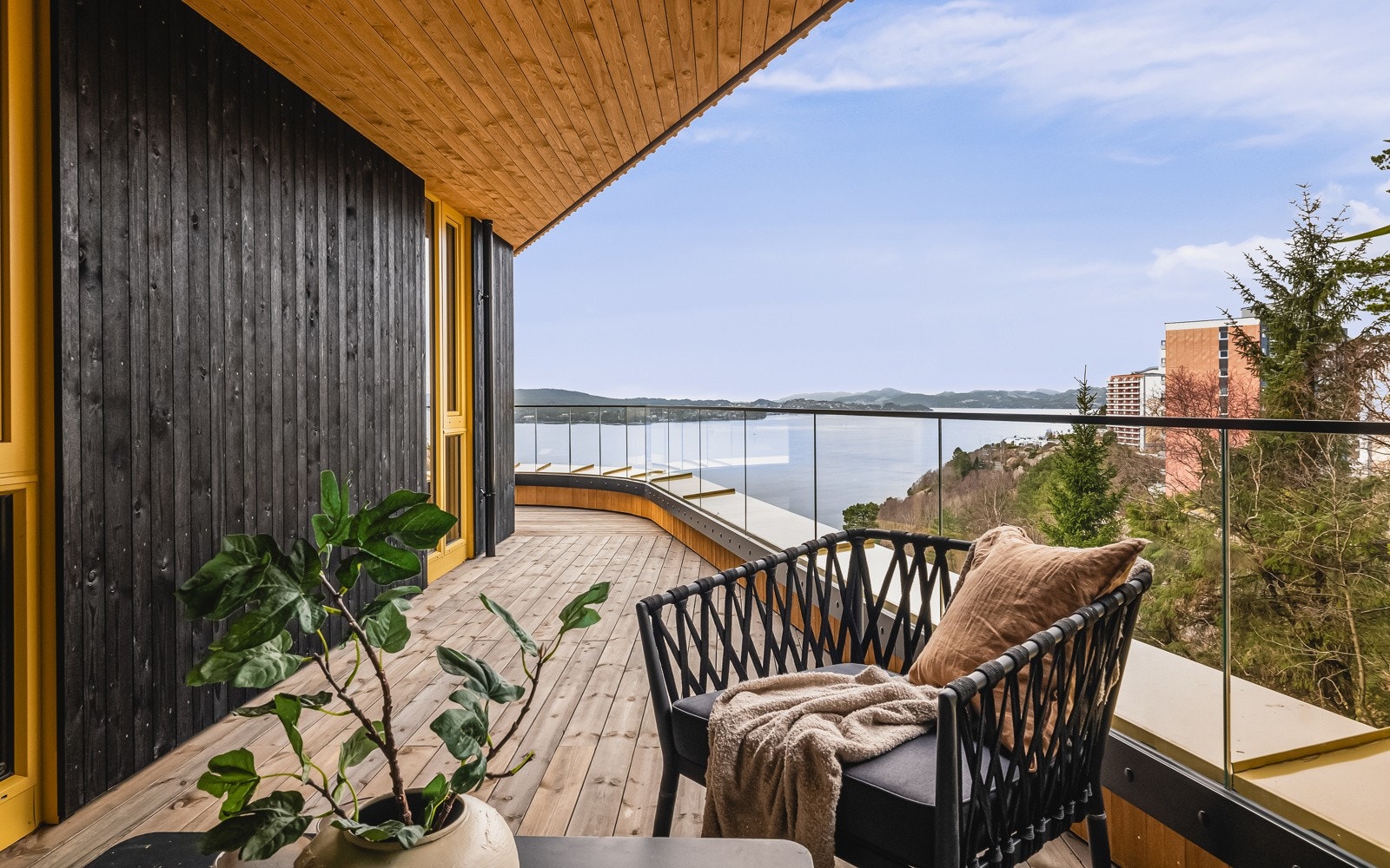 Her er det god plass til å samle familie og venner til sene sommerkvelder. Galleribilde