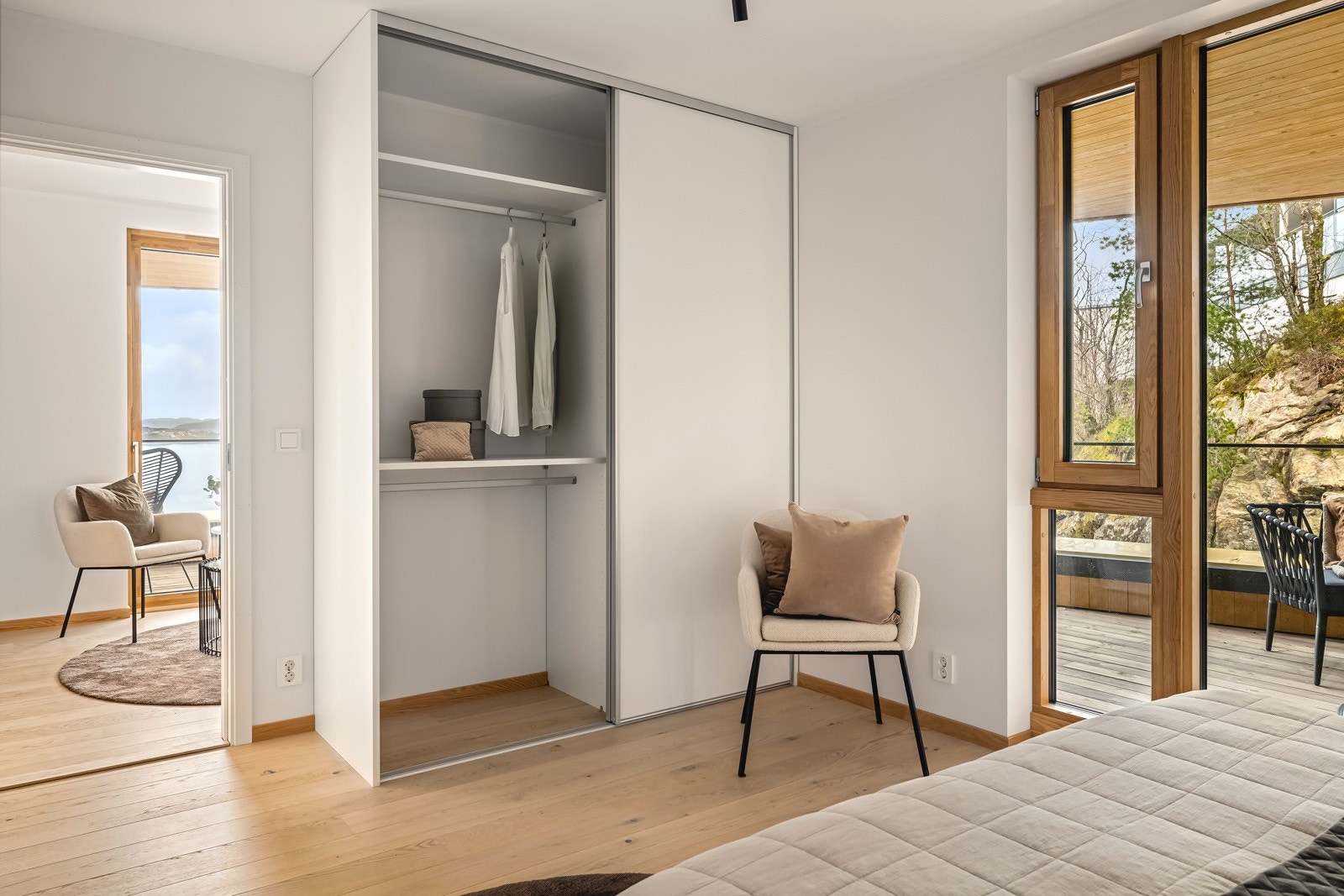 En praktisk skyvedørsgarderobe fra Sigdal er også montert på rommet. Galleribilde