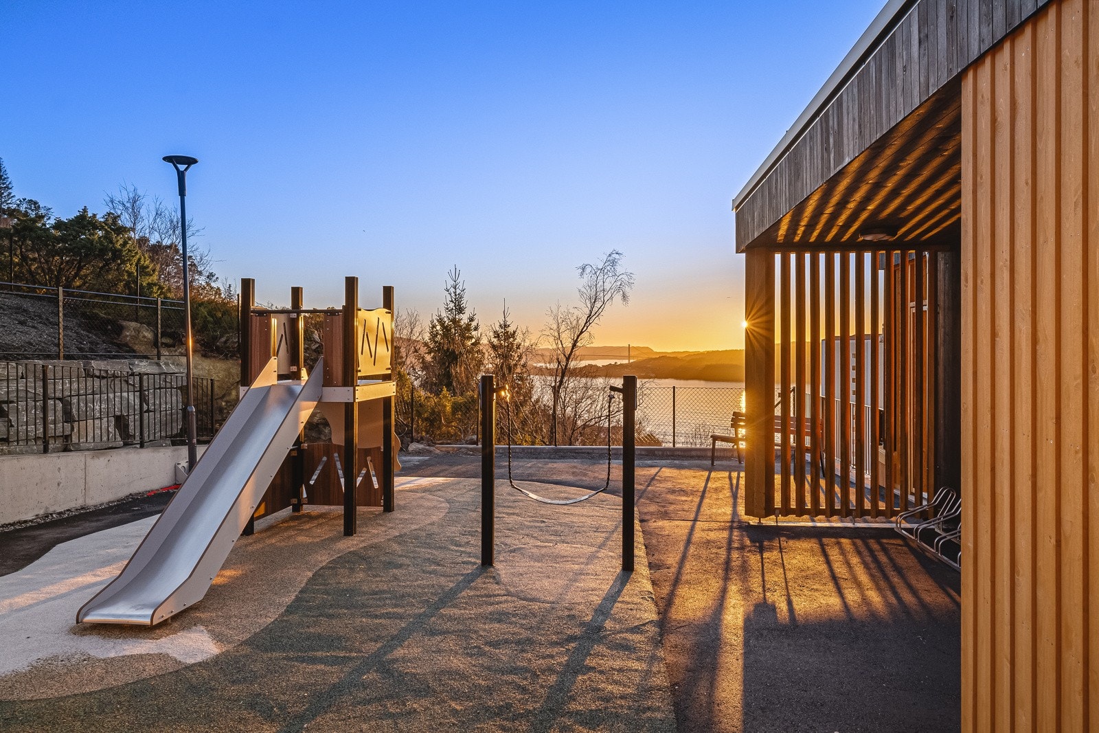 En del fellesområder følger med, her med lekeplass til de yngre og en benk hvor en kan nyte morgensolen fra. Galleribilde