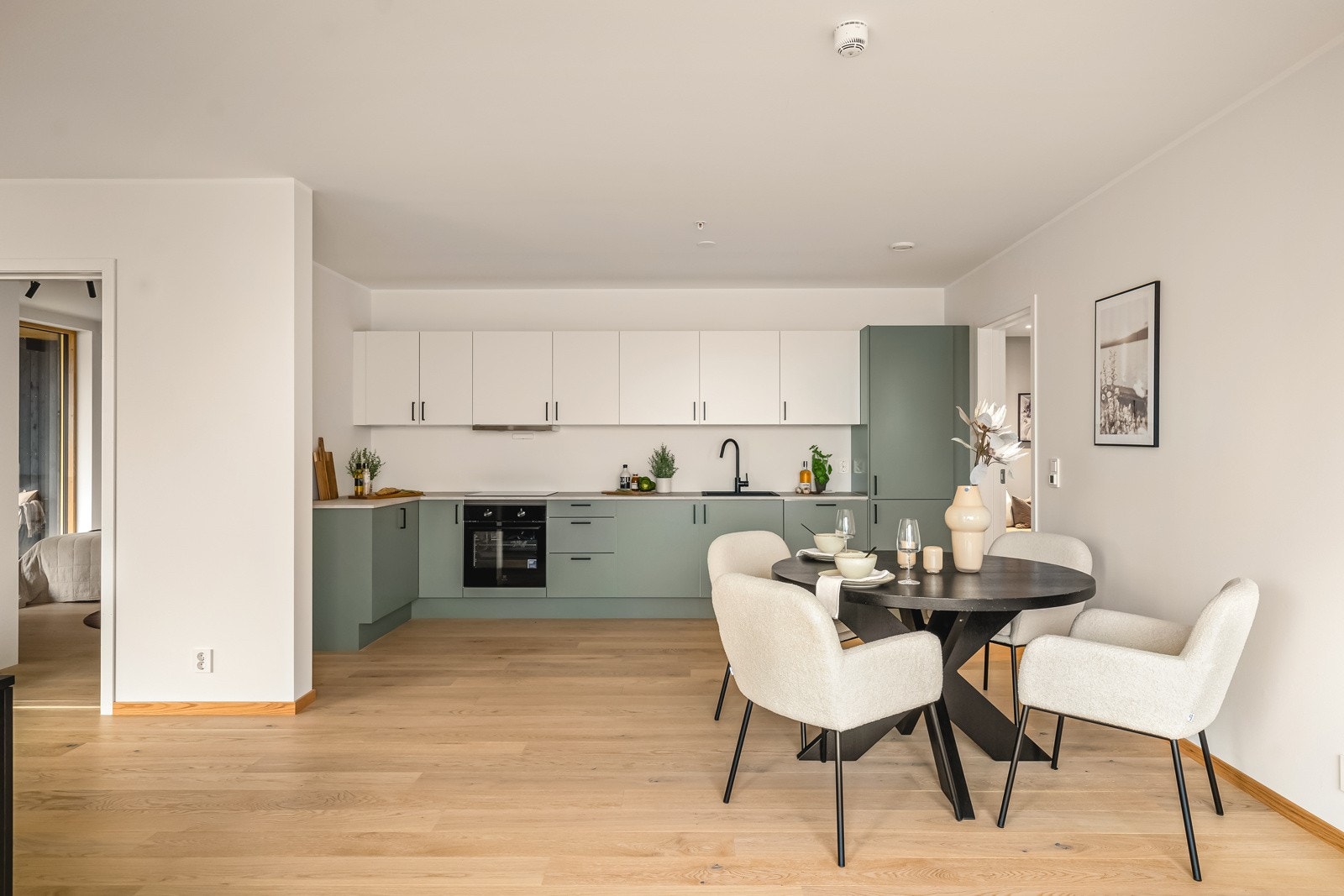 Integrerte hvitevarer er stekeovn, induksjonstopp, ventilator, oppvaskmaskin og kjøleskap m/fryserdel. Galleribilde