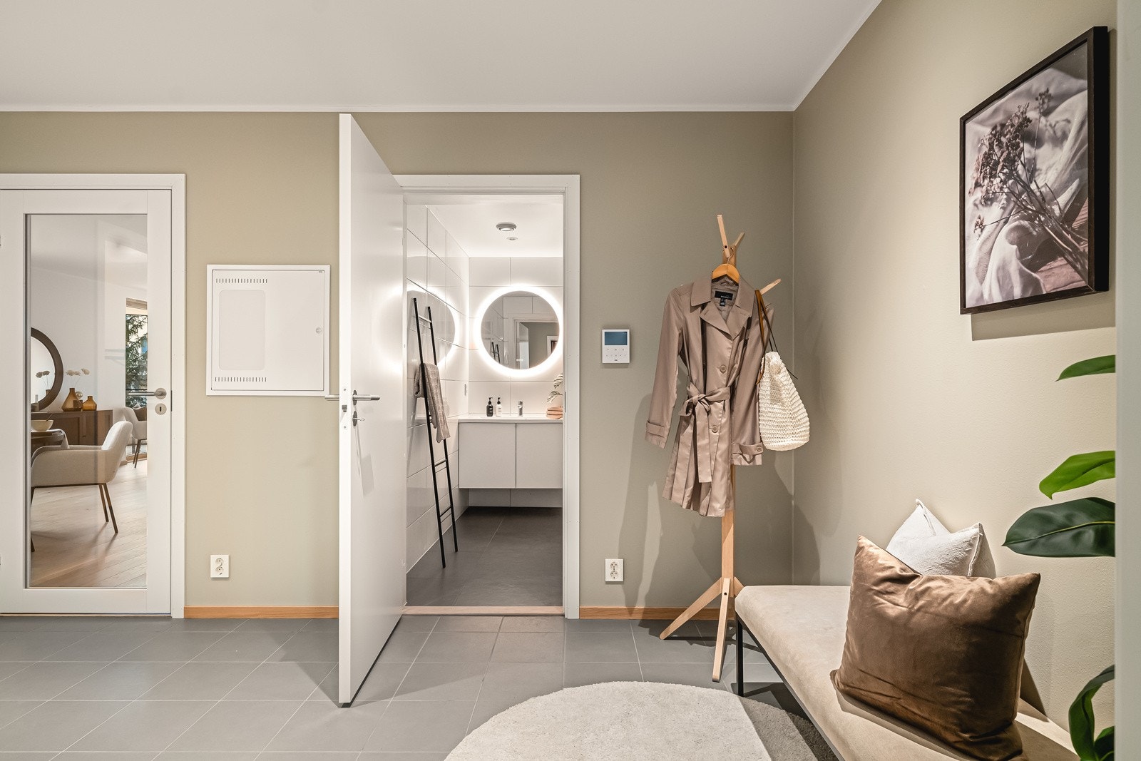 Det første som møter deg er en lun og romslig gang med eget bad og vaskerom. Galleribilde