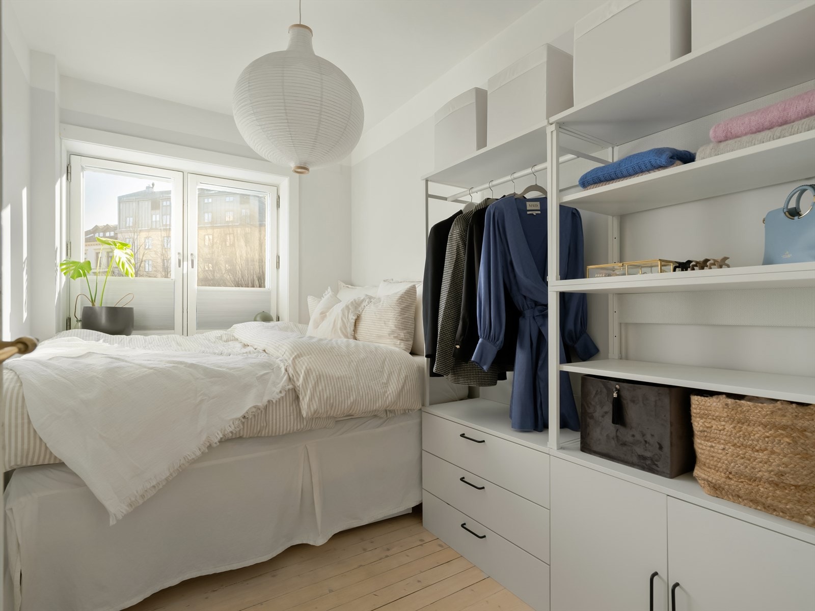 Romslig soverom med god plass til dobbeltseng og garderobeløsning. Garderobeløsning på soverommet medfølger ikke boligen. Galleribilde