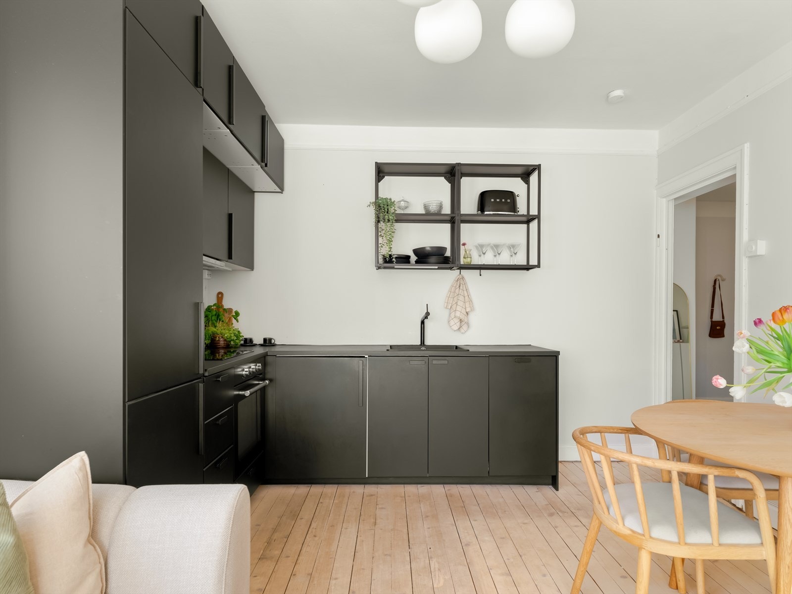 Moderne, sort IKEA- kjøkkeninnredning fra 2022. Galleribilde