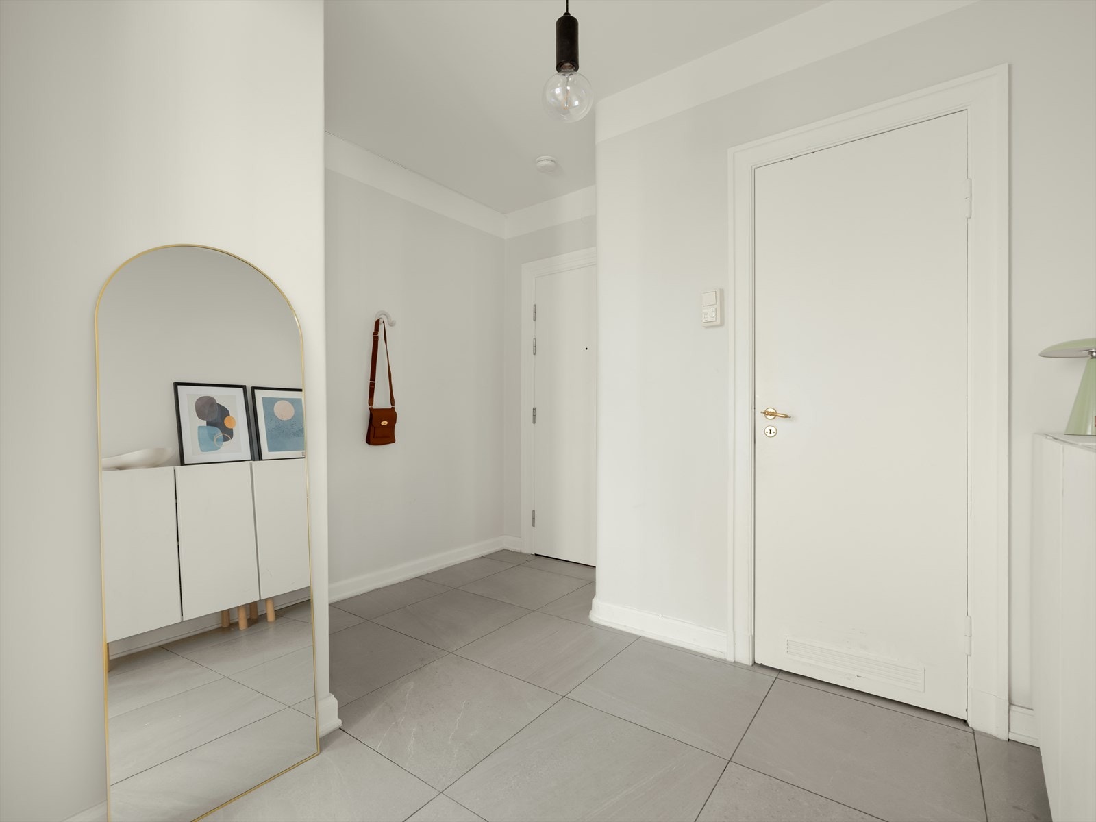 Det er installert dørtelefon med portåpner. Fra entréen kommer du videre inn til leilighetens øvrige rom. Galleribilde