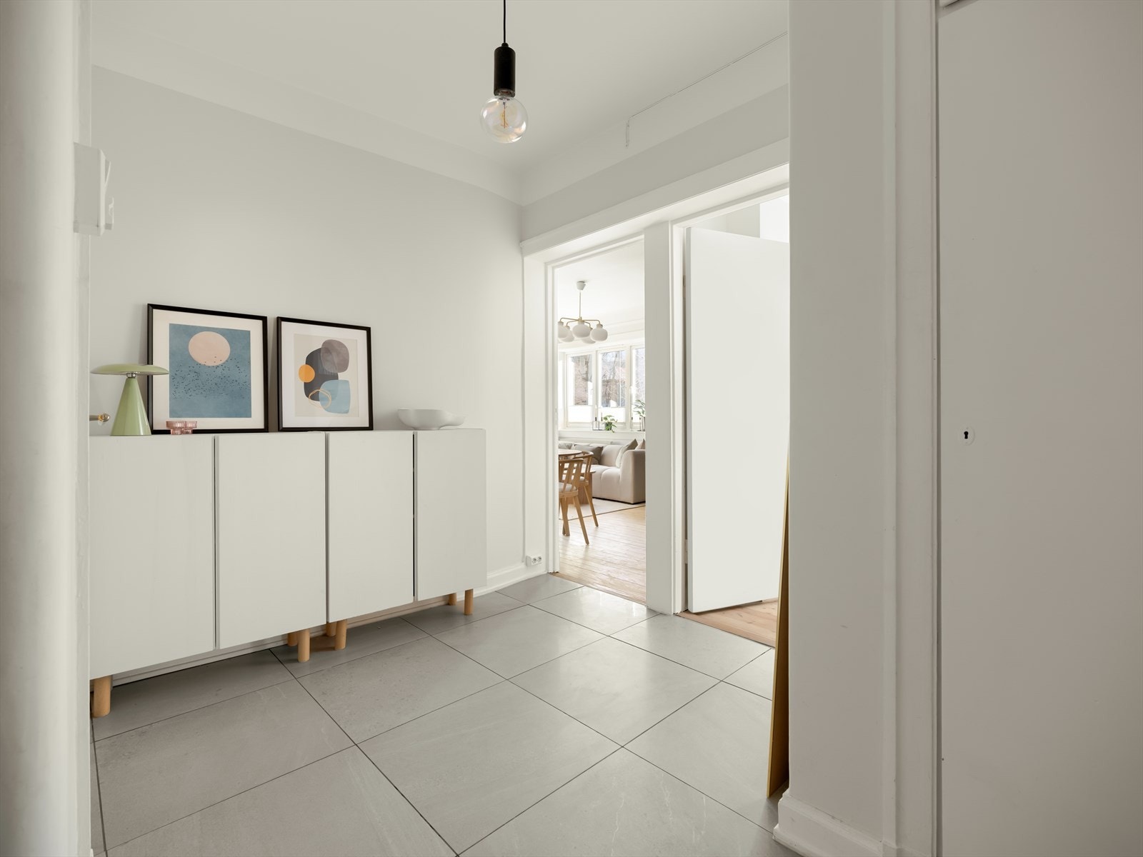 Entreen er innbydende med tidstypiske detaljer, pene overflater og flislagt gulv. Her er det god plass til å henge fra seg yttertøy og sette fra seg sko i skapet. Galleribilde