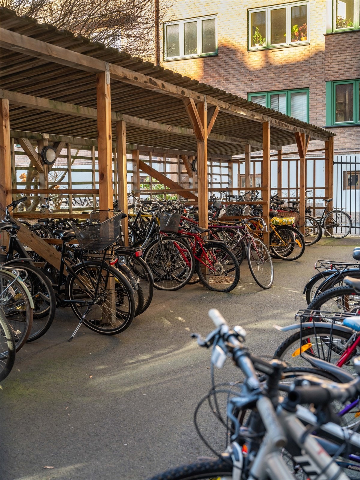 Praktisk sykkelparkering i fellesarealet. Galleribilde