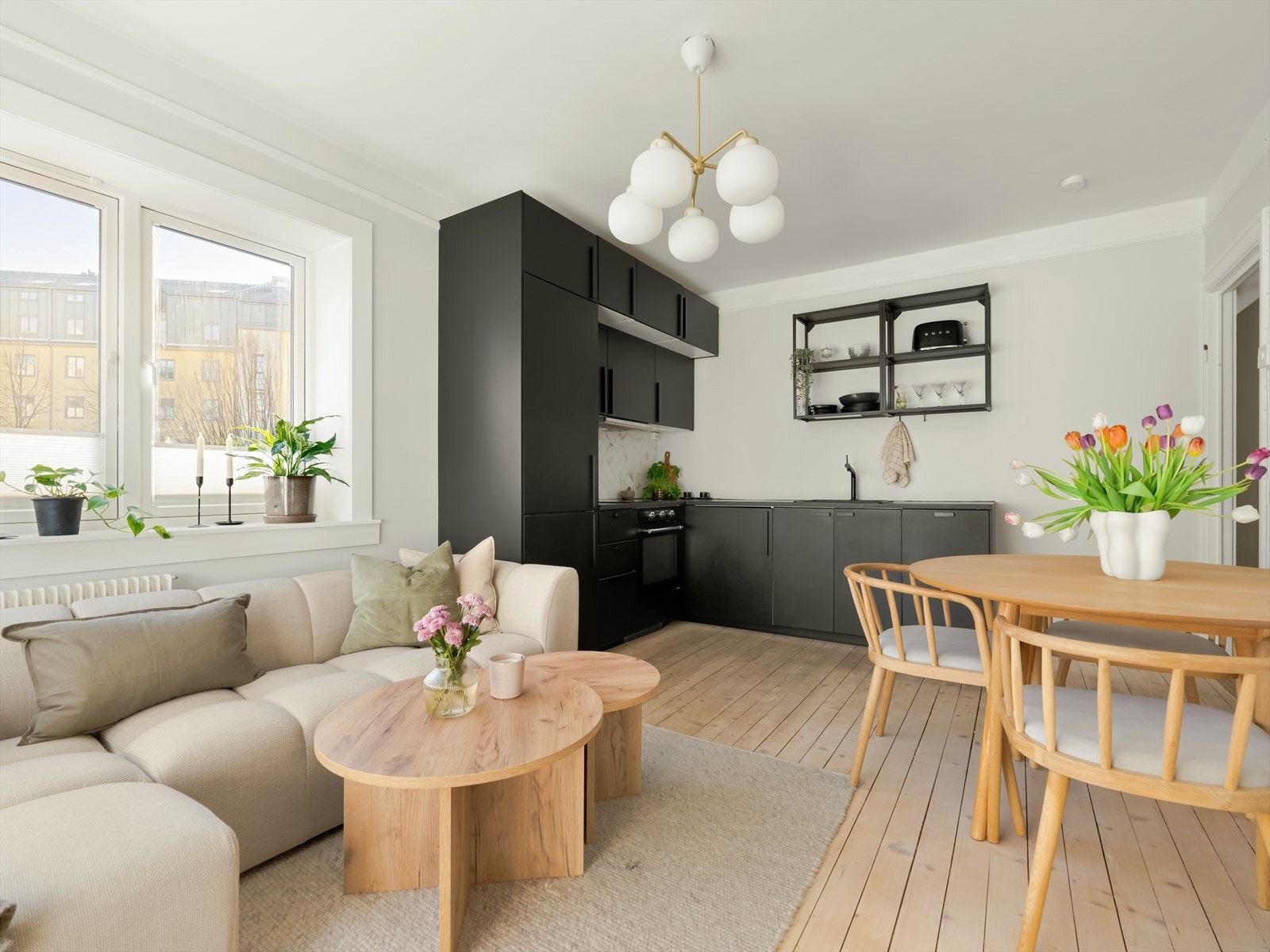 Leiligheten har en åpen stue- og kjøkkenløsning. Galleribilde