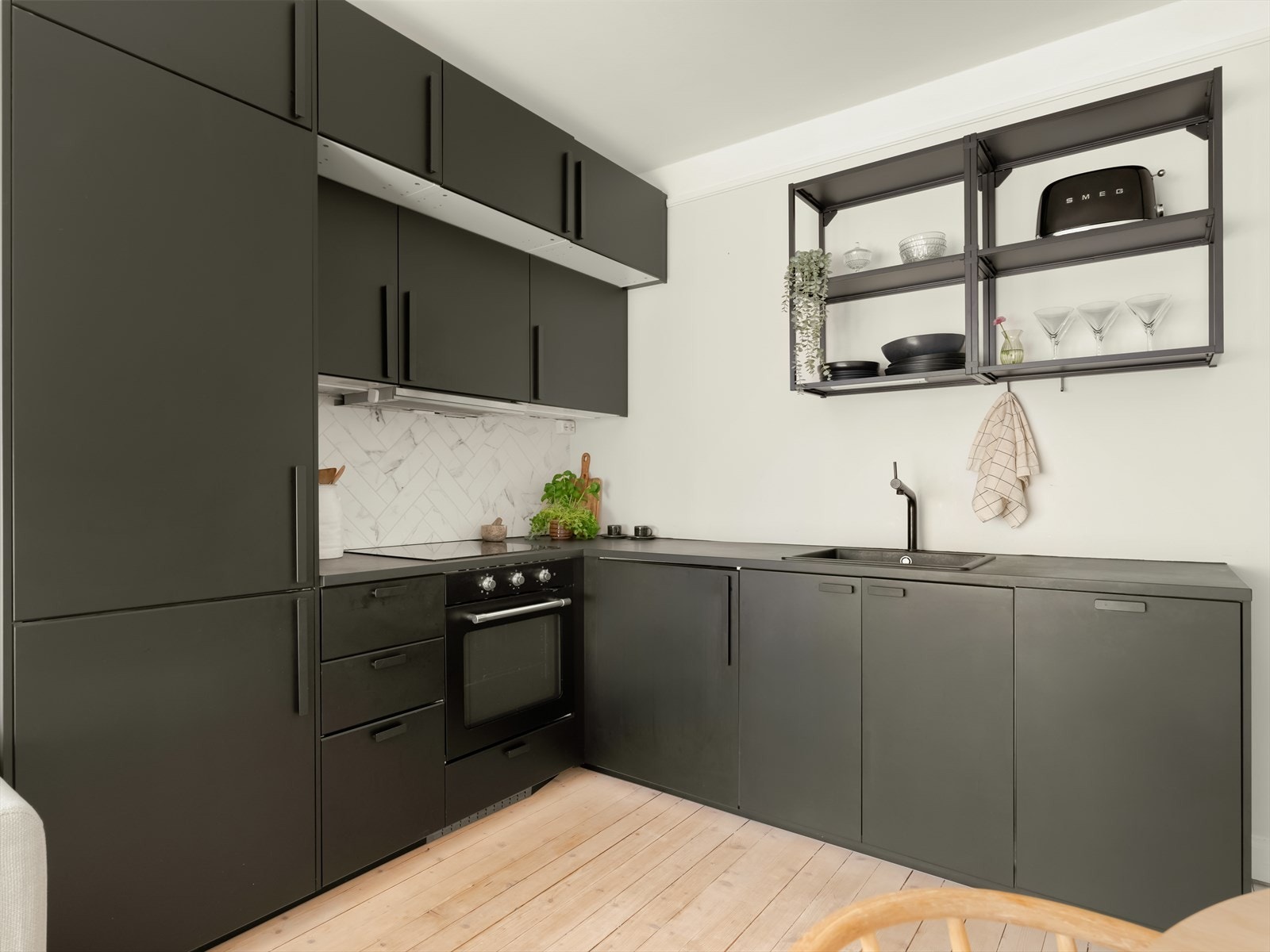 Praktisk innredning med god oppbevaringsplass i takhøye skap og skuffer. Fliser i deler av benkerygg. Galleribilde