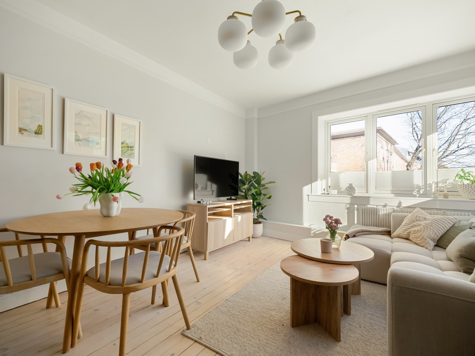 Leiligheten byr på en lys og romslig stue med gode lysforhold fra store vinduer. Galleribilde