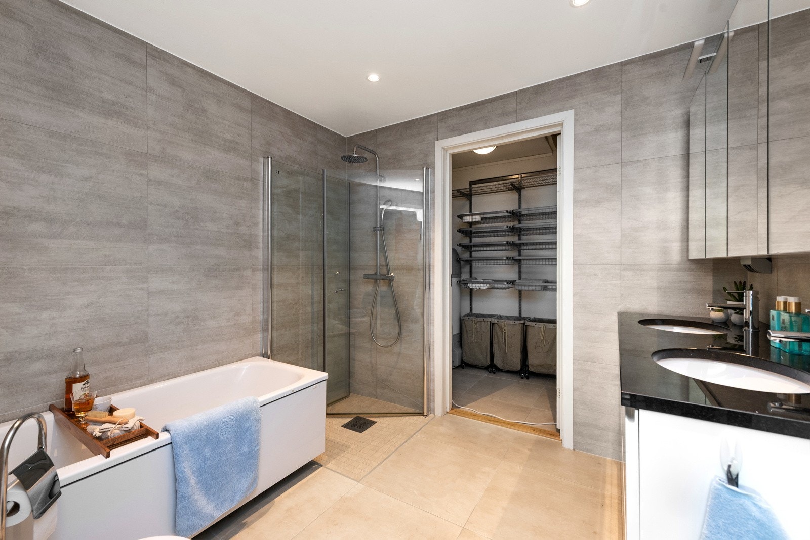 Badet i underetasje har badekar og døradkomst til egen vaskeromsavdeling. Galleribilde