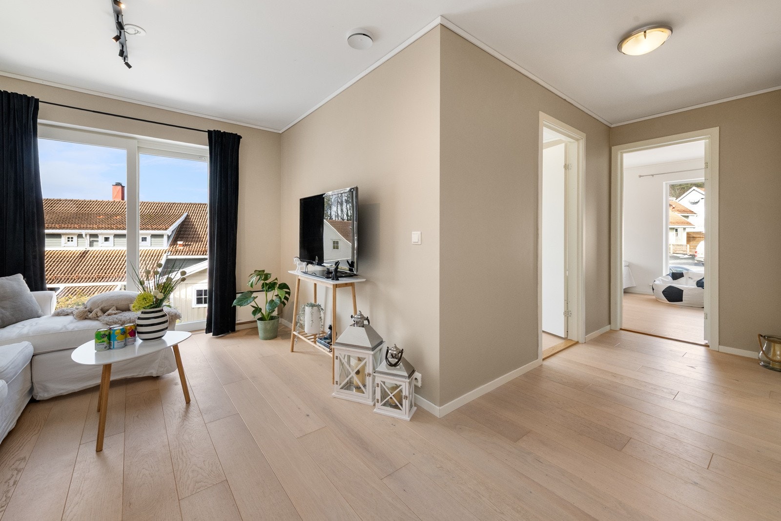 I 1. etasje som ligger på inngangsplan er det ytterligere en stue som blir perfekt til rolige tv-kvelder samt vennebesøk for familiens yngste Galleribilde