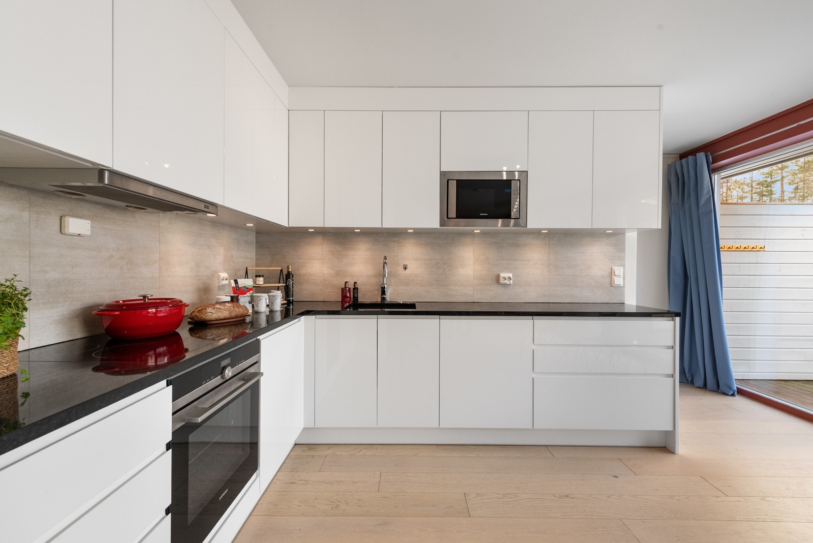 Hvitevarepakke i form av kjøleskap/frys, platetopp med induksjon, komfyr, microovn i høyskap og oppvaskmaskin medfølger salget. Galleribilde