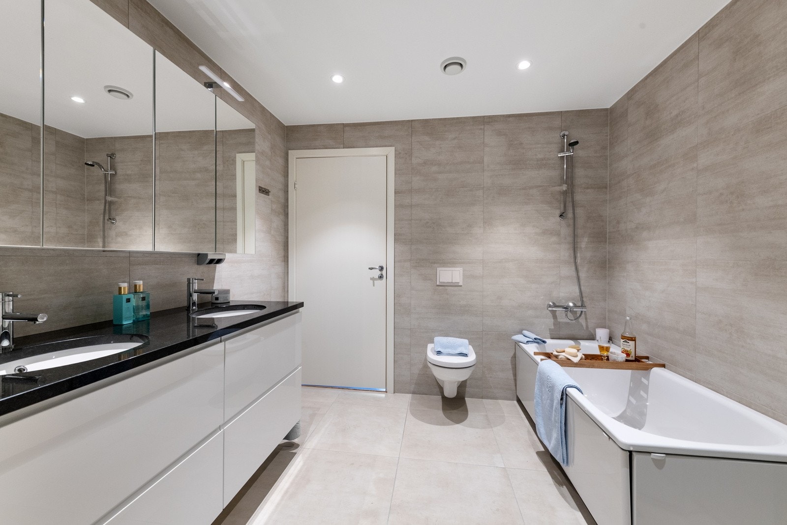 I begge etasjer er det delikate flislagte bad Galleribilde