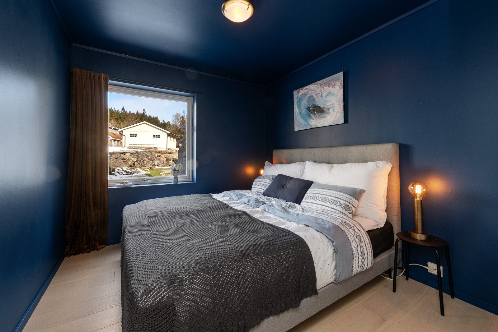 Det naturlige hovedsoverommet er plassert i boligens underetasje Galleribilde