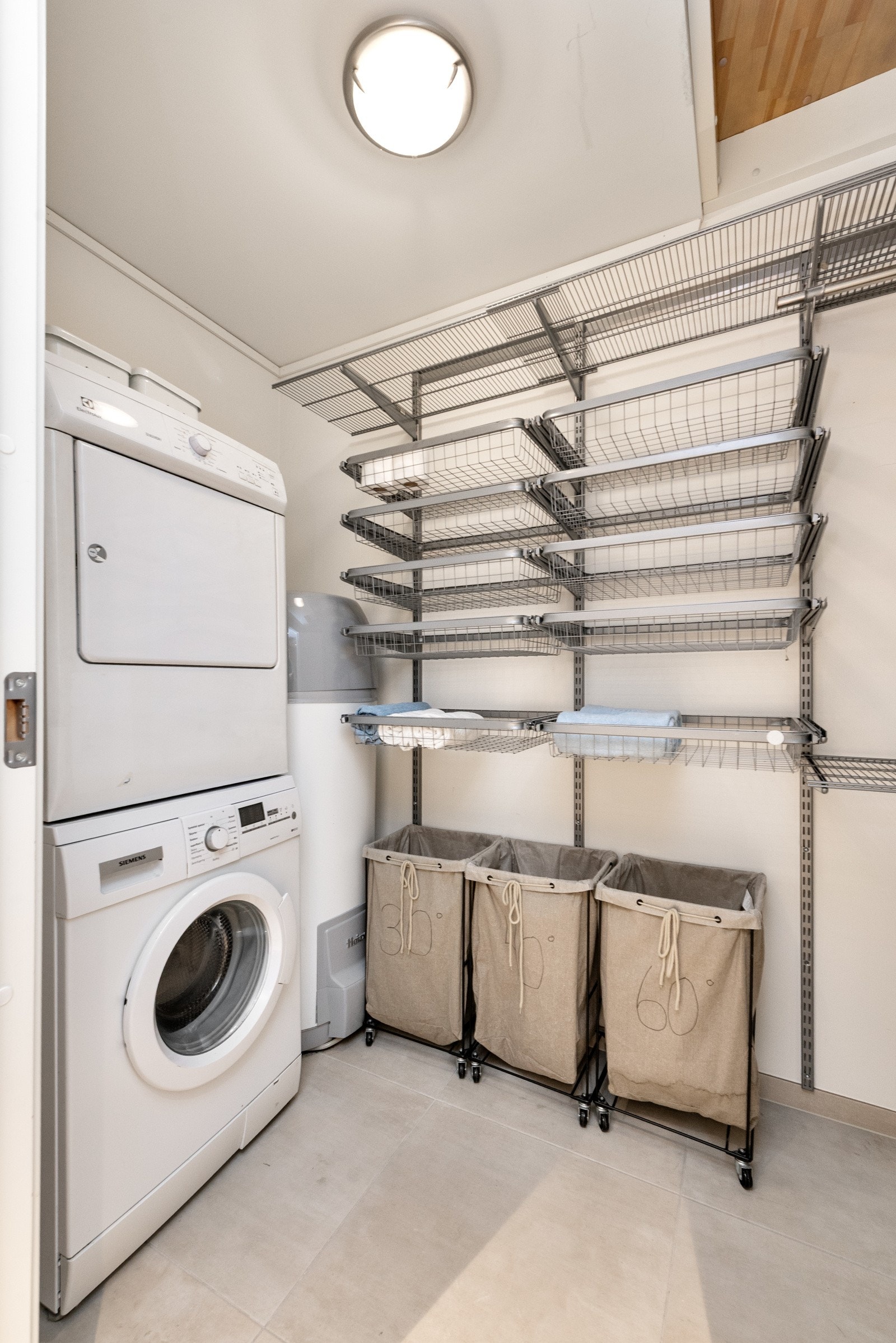 Vaskeromsavdeling med gode oppbevaringsløsninger Galleribilde