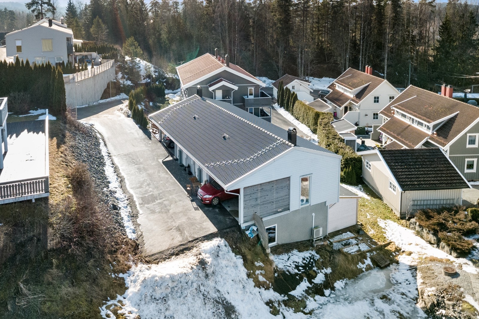 Adkomstvei frem til boligen ble for få år siden asfaltert. Galleribilde