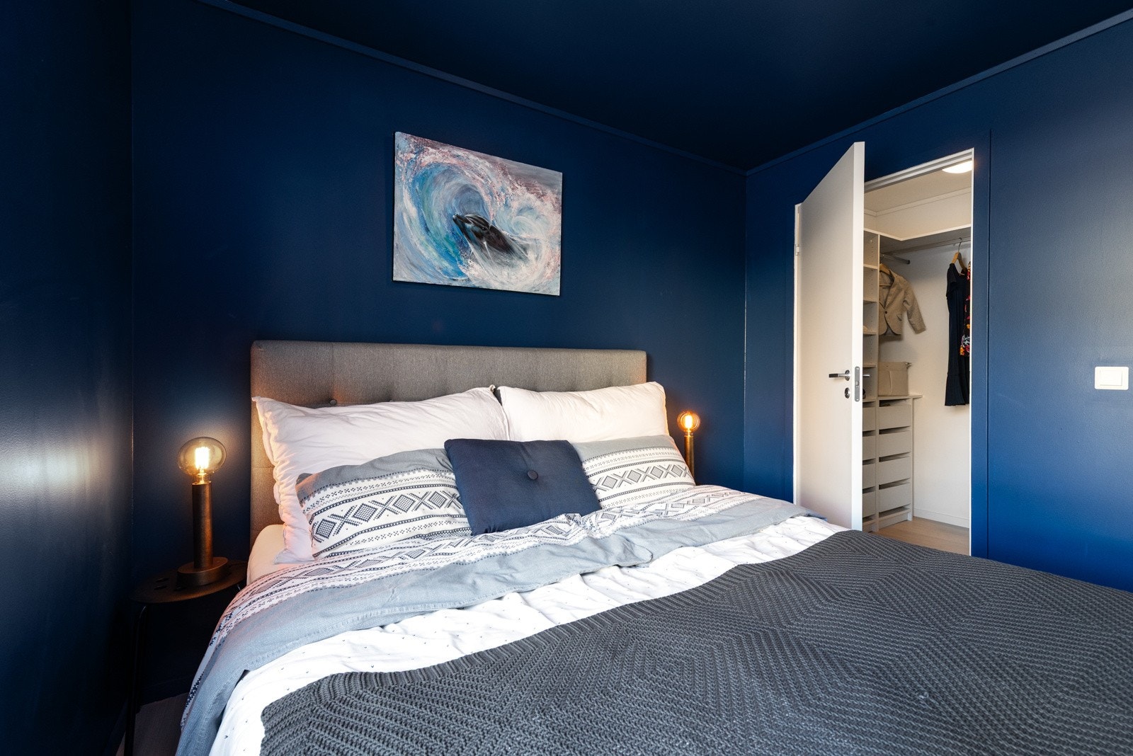 Døradkomst til eget garderoberom med integrert innredning. Galleribilde