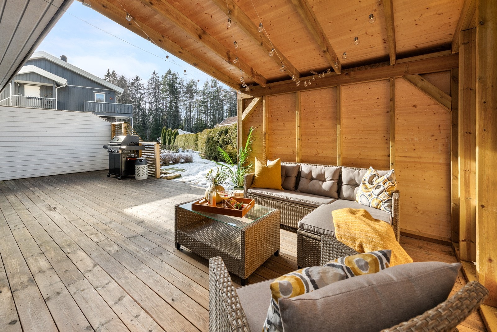 Uteplassen er orientert mot syd- og vest for optimale solforhold Galleribilde