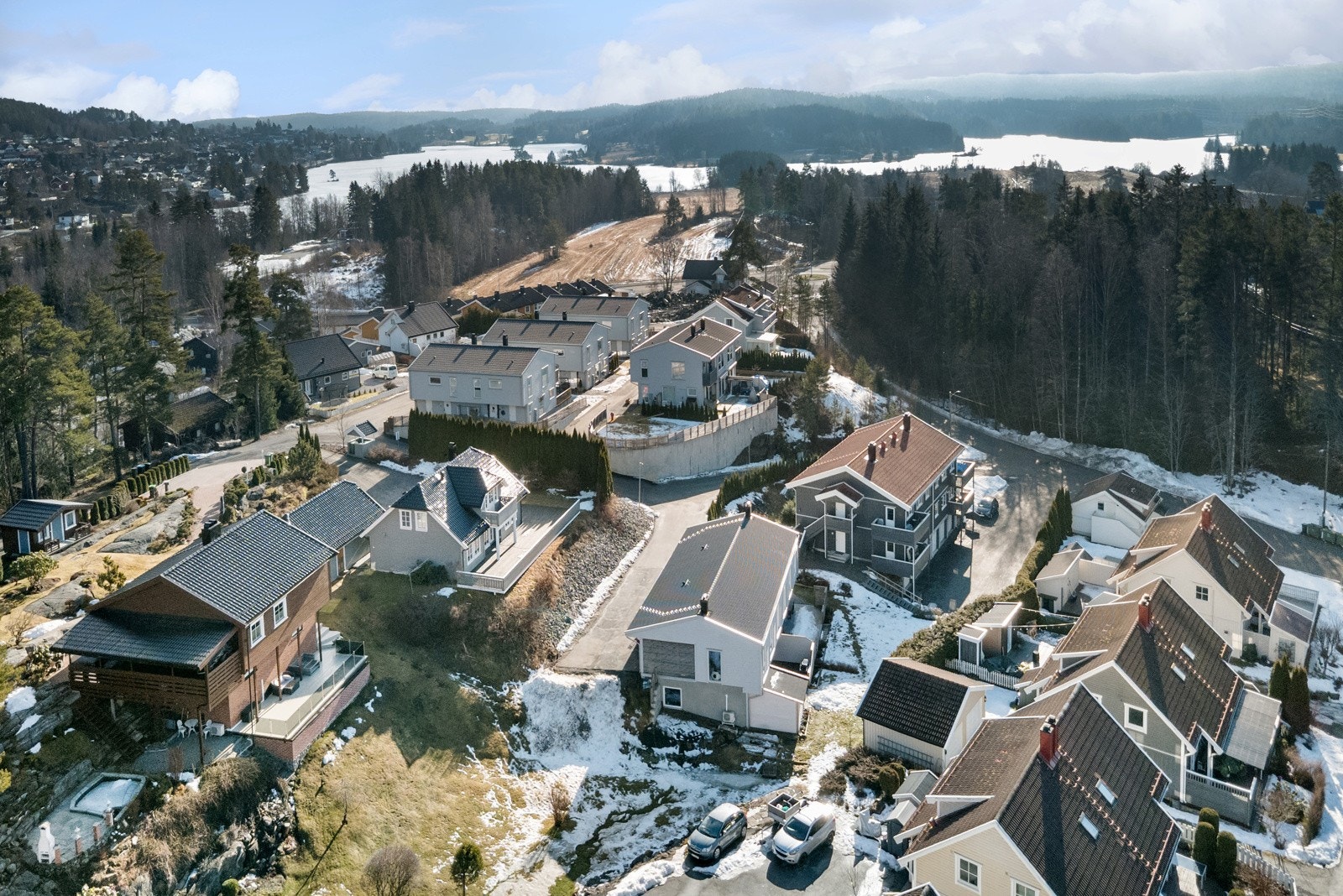 Boligområdet grenser mot Østmarka og vannet Våg med flotte turområder sommer som vinter Galleribilde