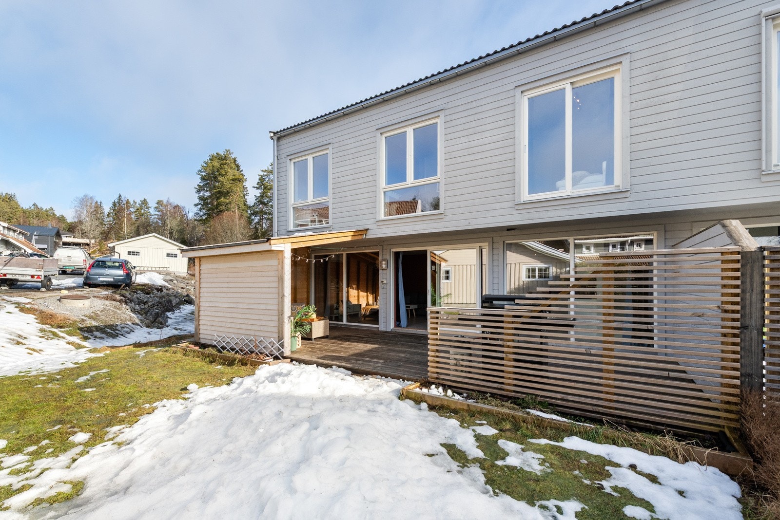 Hagedel med plen foran markterrassen Galleribilde