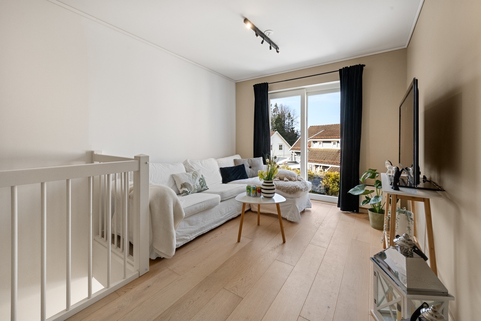 Stuedel i 1.etasje er på byggetgninger skissert med mulighet for et soverom nr. 3 i etasjen. Galleribilde