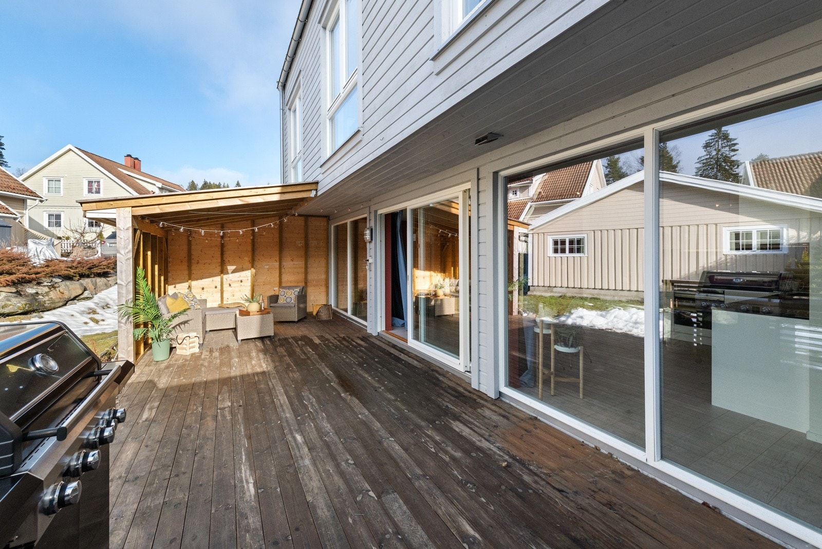 Fra stuedel er det utgang til en romslig markterrasse på ca. 31 m² Galleribilde