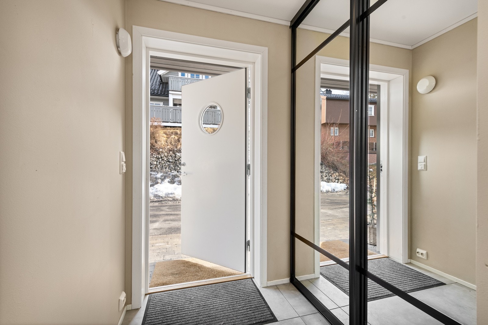 Dobbel skyvedørsgarderobe i entré. Flislagt gulv med gulvvarme Galleribilde