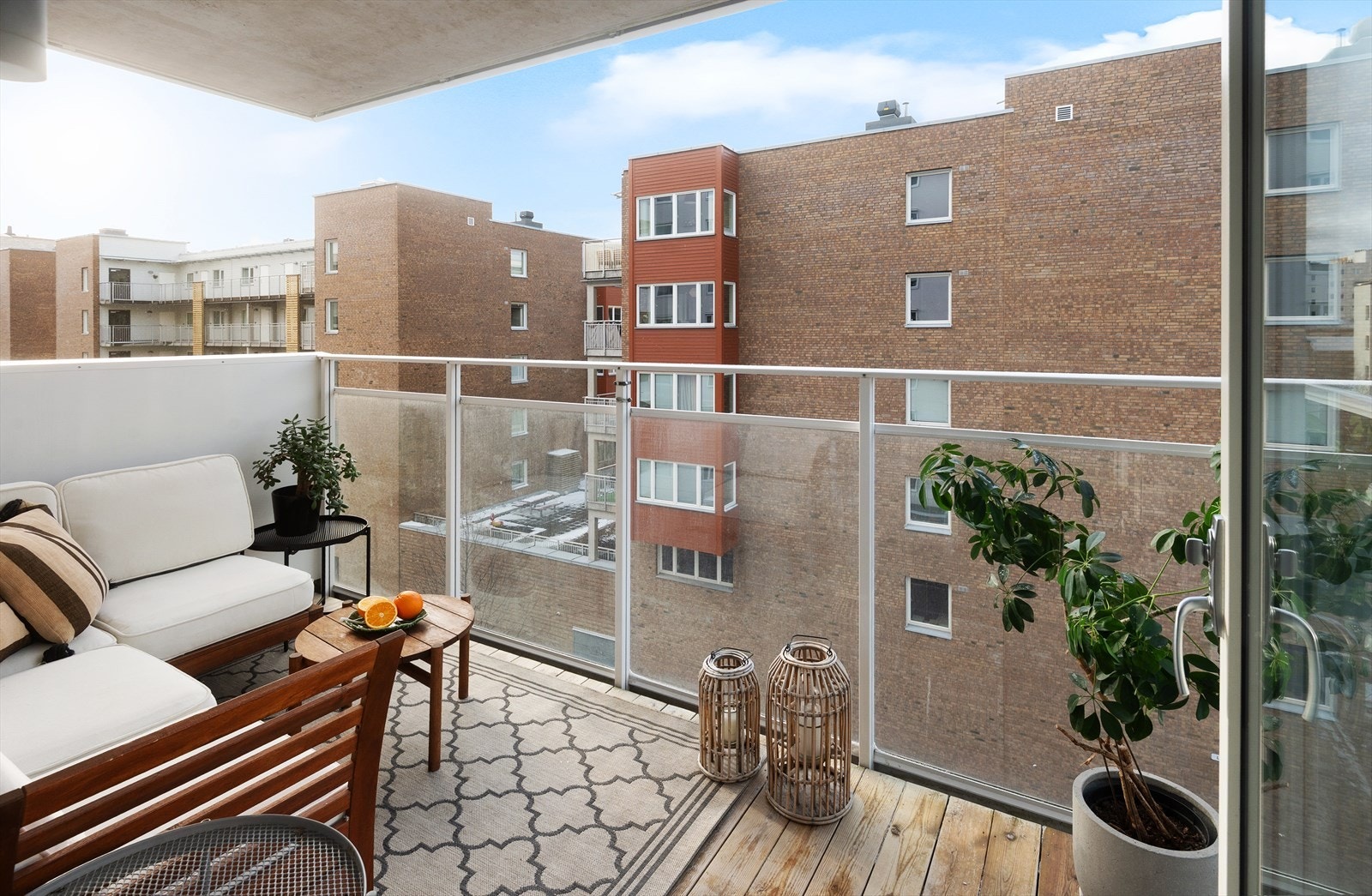 Balkongen har god plass til hyggelig utemøblement og er perfekt på sommeren. Galleribilde