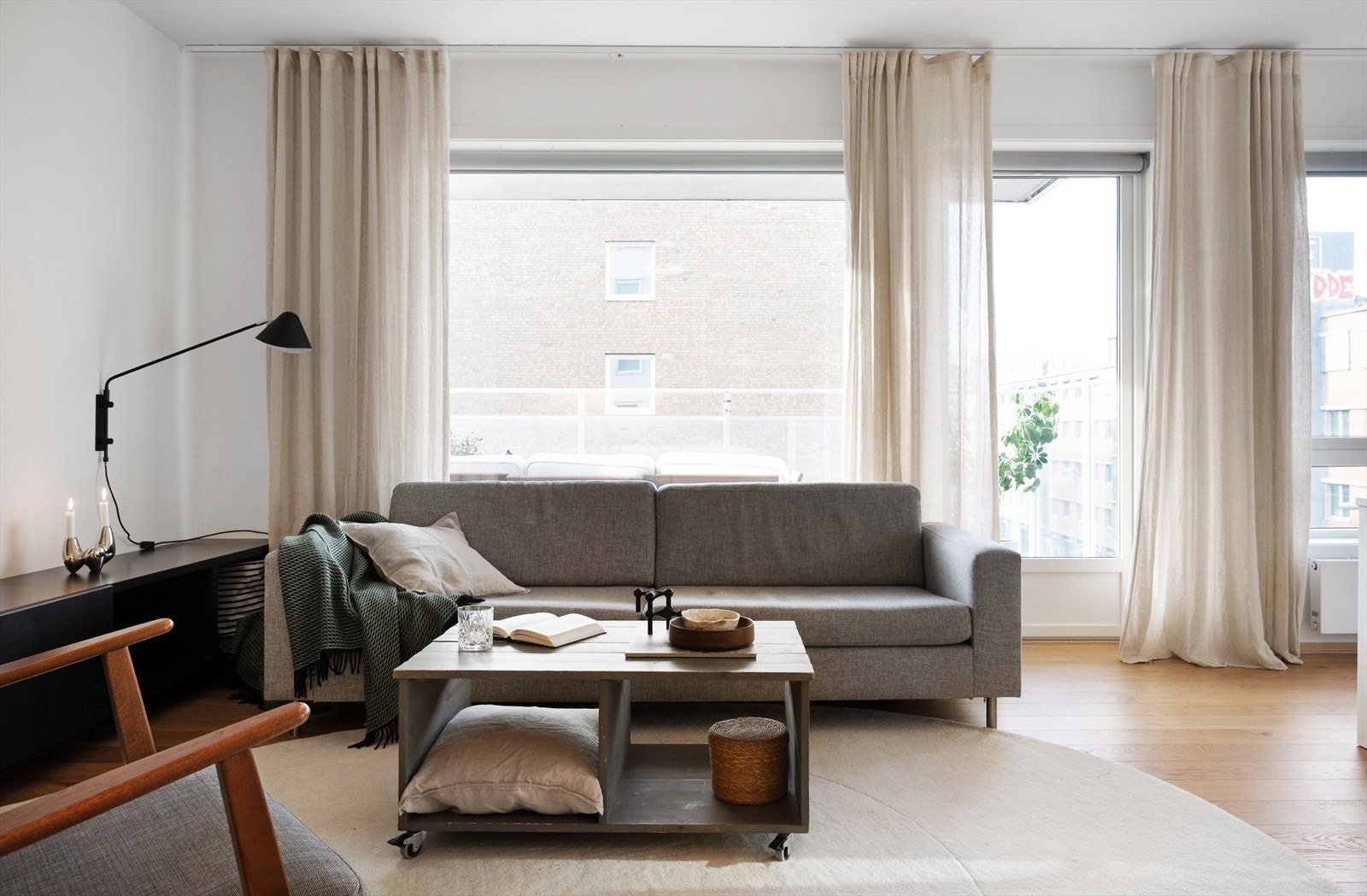 Her er det god plass til sofagruppe og tv-møblement. Galleribilde