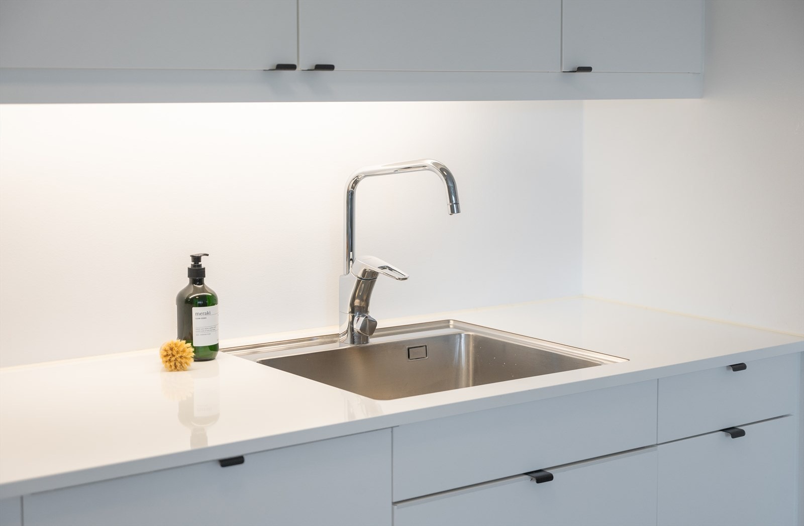 Videre er kjøkkenet utstyrt med oppvaskkum, og integrerte hvitevarer som stekeovn, platetopp, oppvaskmaskin, og kjøleskap/fryser. Galleribilde