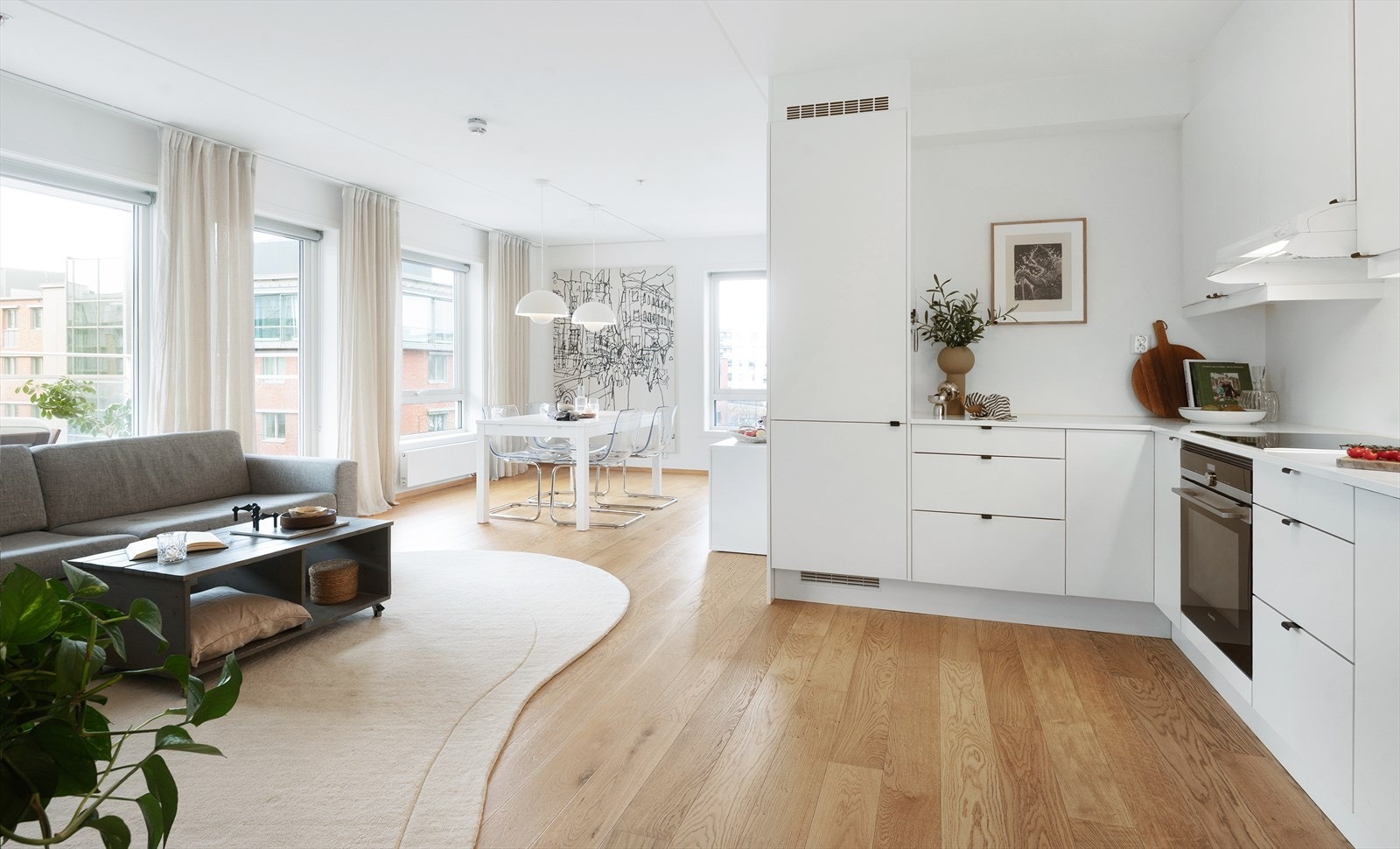 Dette er en lys og moderne 4-roms hjørneleilighet fra 2019. Galleribilde