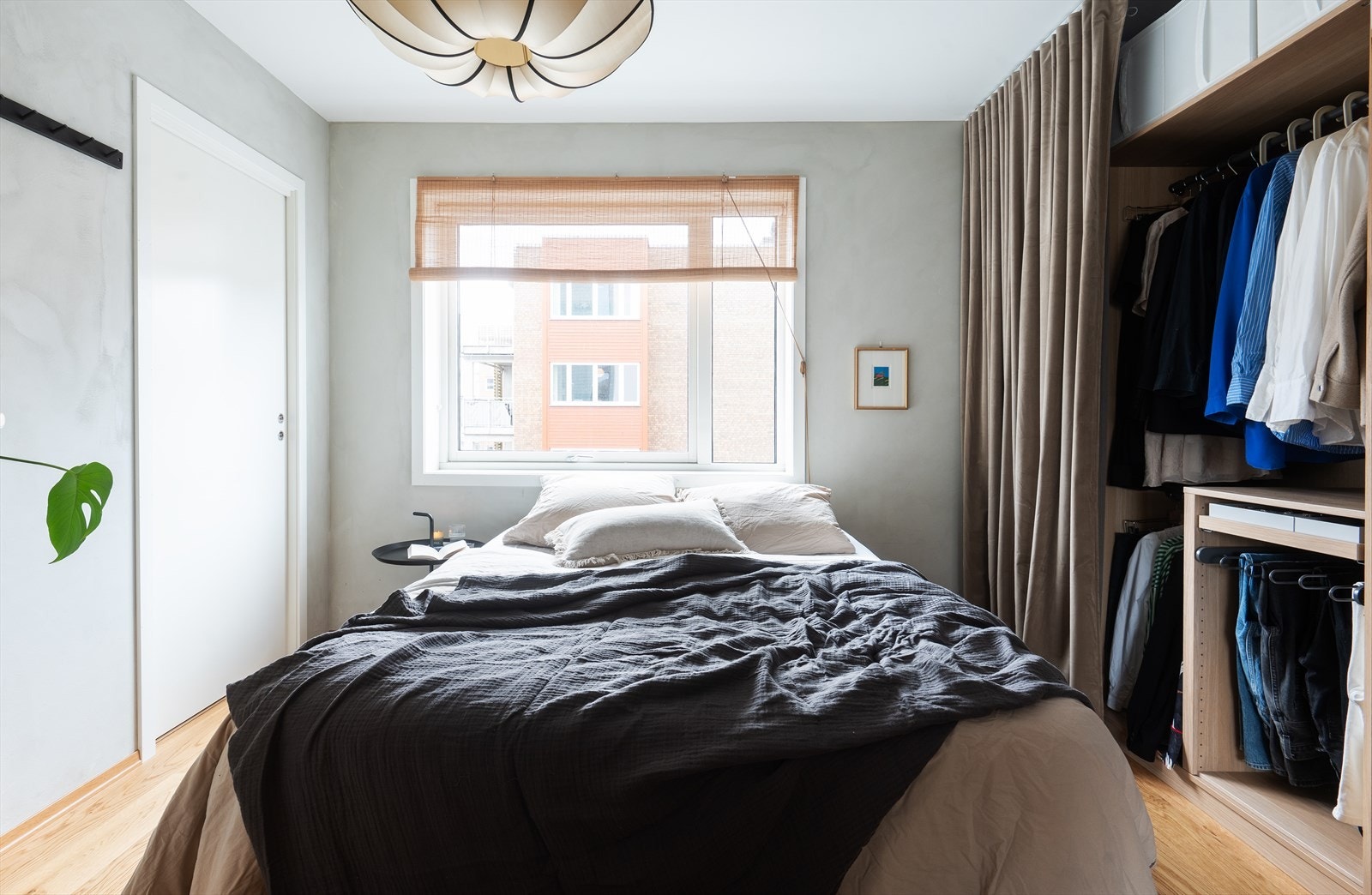 Hovedsoverommet har godt med gulvareal og har god plass til dobbeltseng, nattbord og garderobeskap. På soverommet har man også adkomst til leilighetens innvendige bod. Galleribilde