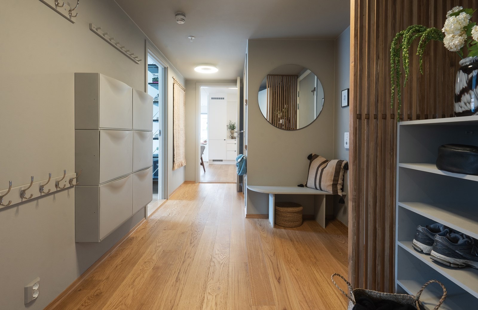 Velkommen inn! Meget romslig og innbydende entré/gang som gir et godt førsteinntrykk av leiligheten. Galleribilde