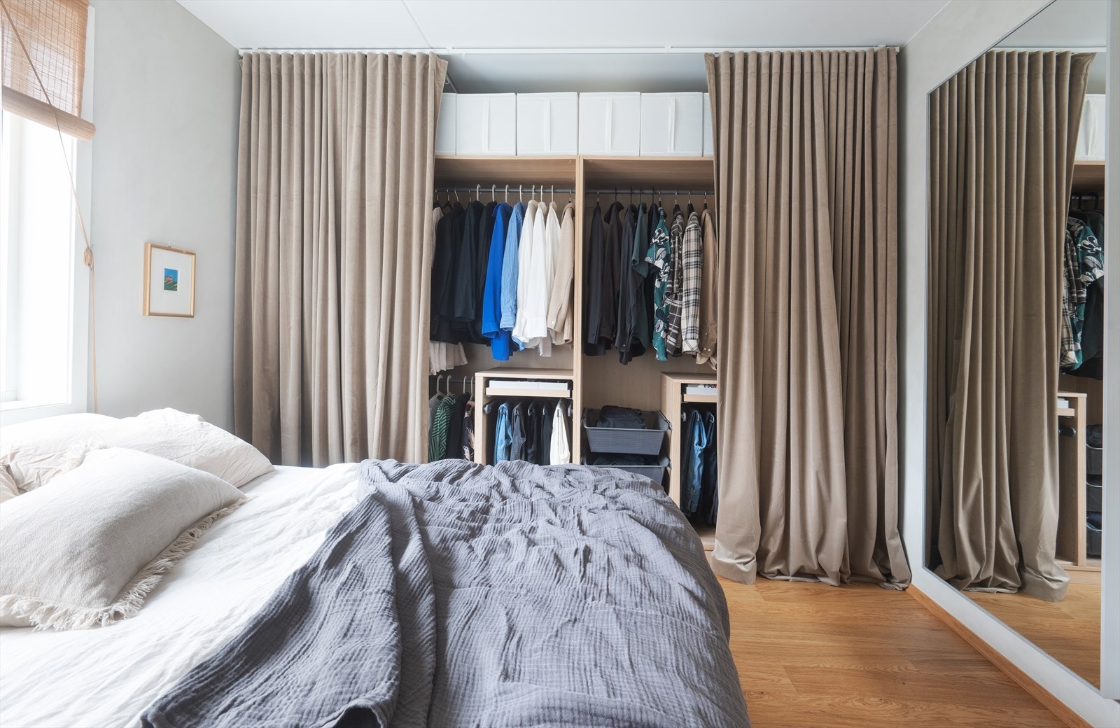 Soverommet har en praktisk og lun garderobeløsning som byr på gode oppbevaringsmuligheter. Galleribilde
