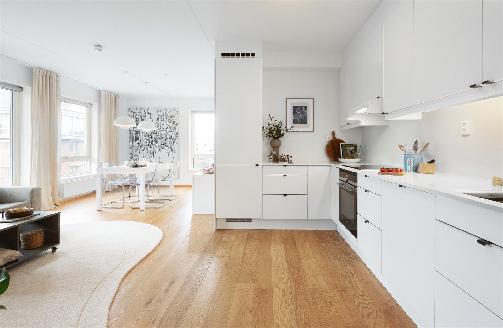 De store vindusflatene sørger for godt med lysninnslipp inn i rommet, samt en luftig romfølelse. Galleribilde