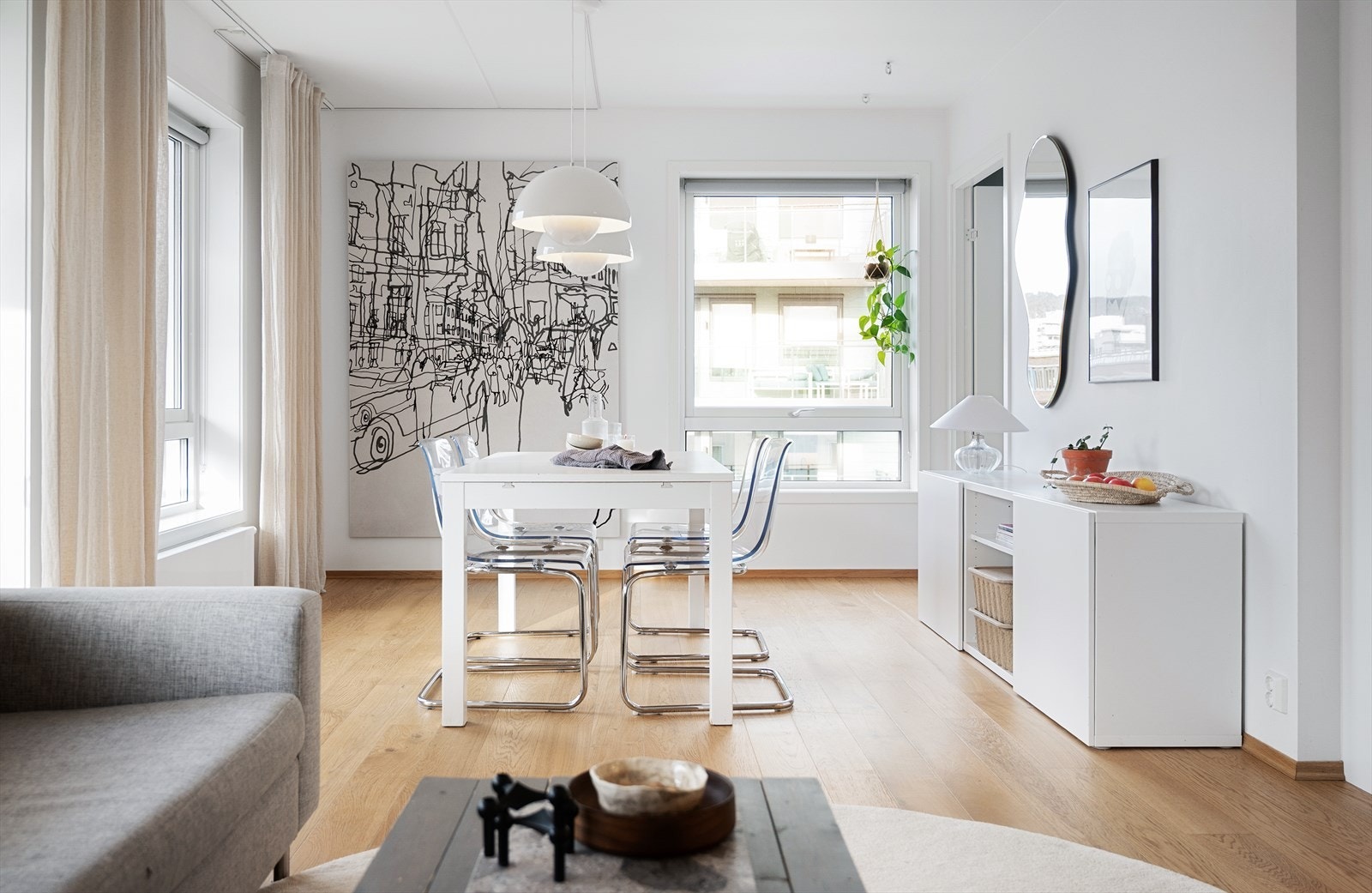 Stuen byr på god plass til hyggelig spisebord med tilhørende stoler. Perfekt for sosiale sammenkomster. Galleribilde