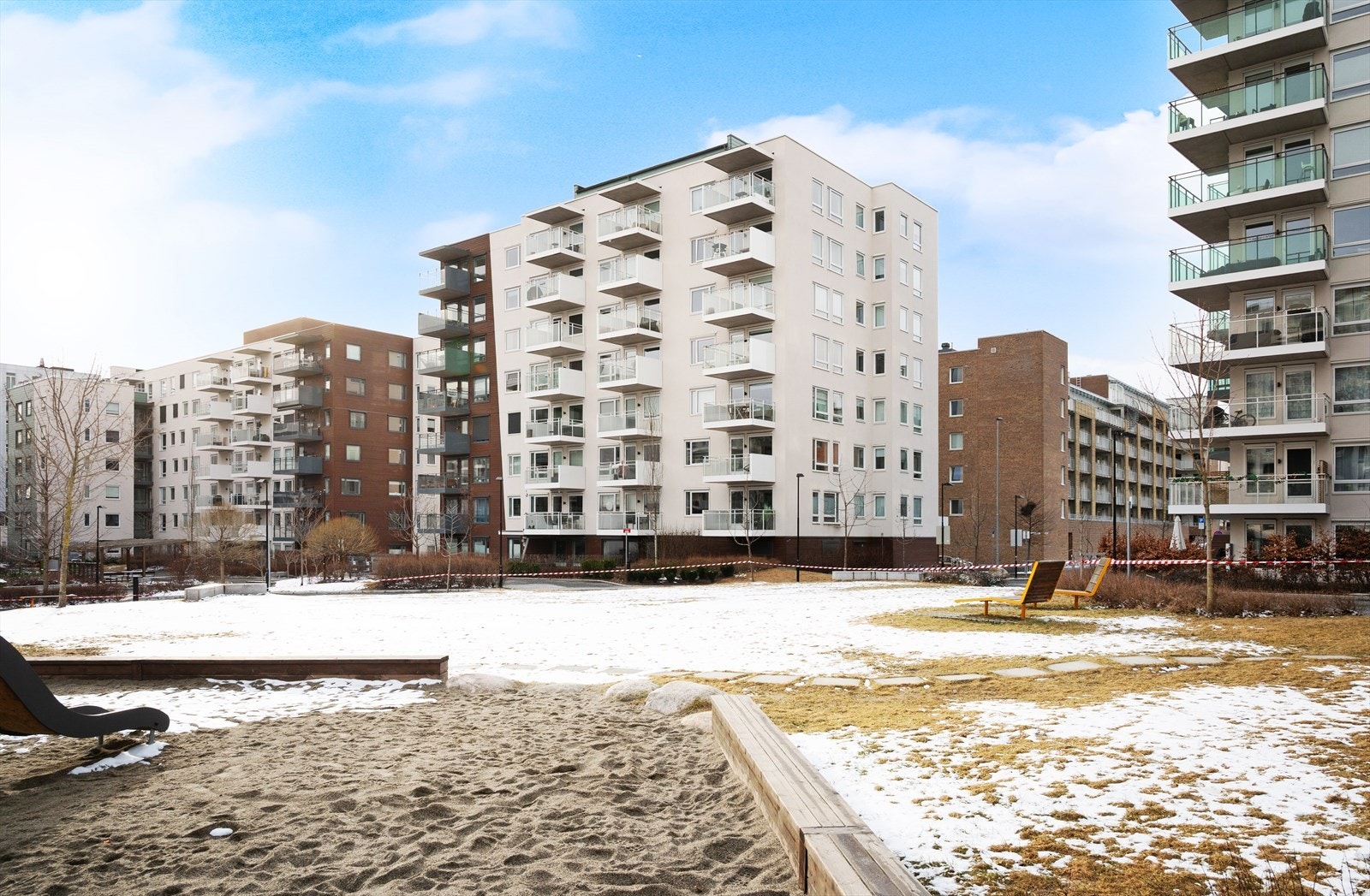 Uteområdene er pent opparbeidet med prydbusker, beplantning, plen og lekeplass for de små. Galleribilde