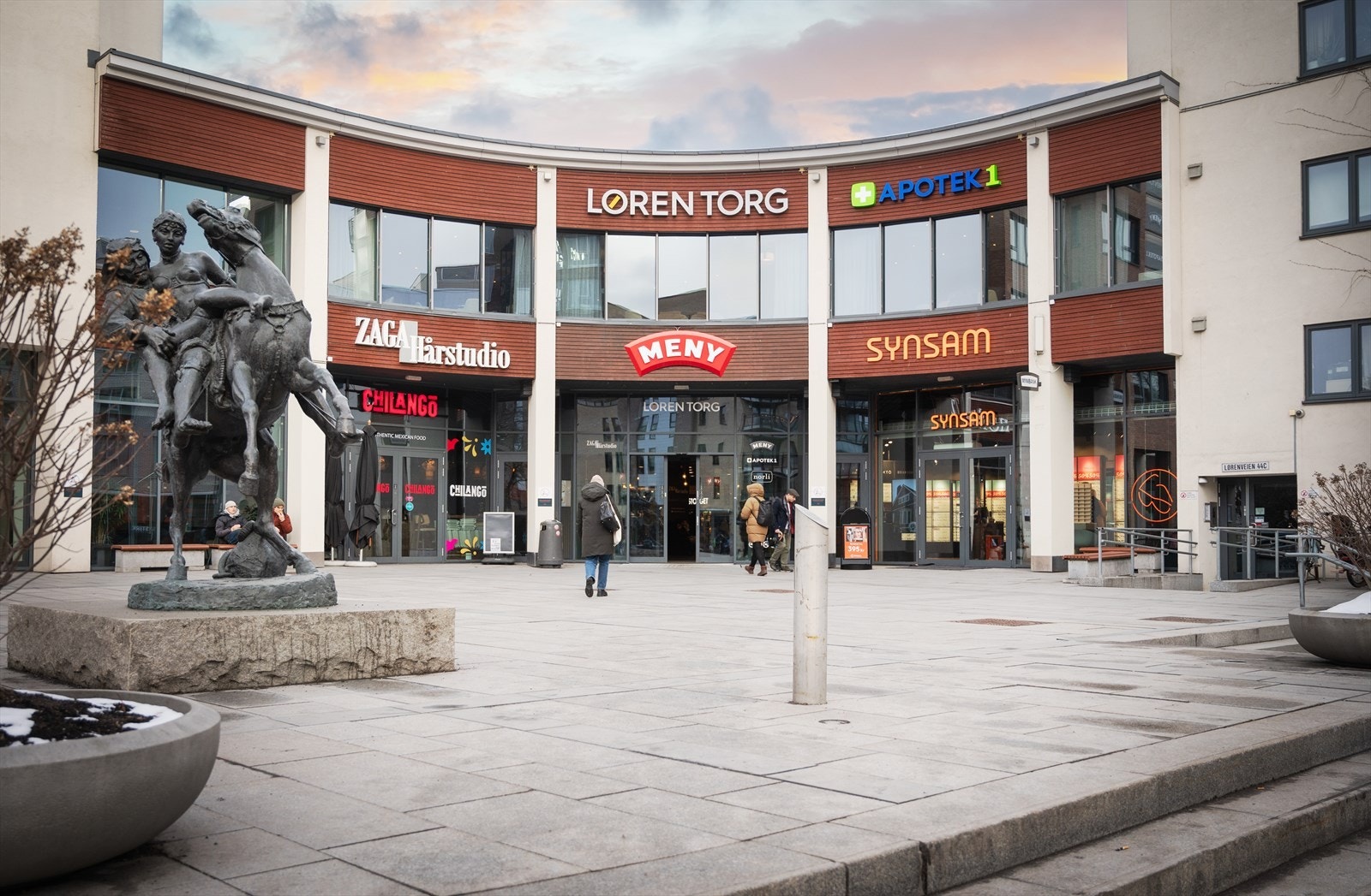 Her har du alt du trenger i gangavstand: Matbutikker, Kaffebrenneriet, Baker Hansen, Grønnsakshandel, Dominos pizza, Peppes, apotek, bokhandel, frisør, lege, blomsterhandel og treningssenter. Galleribilde