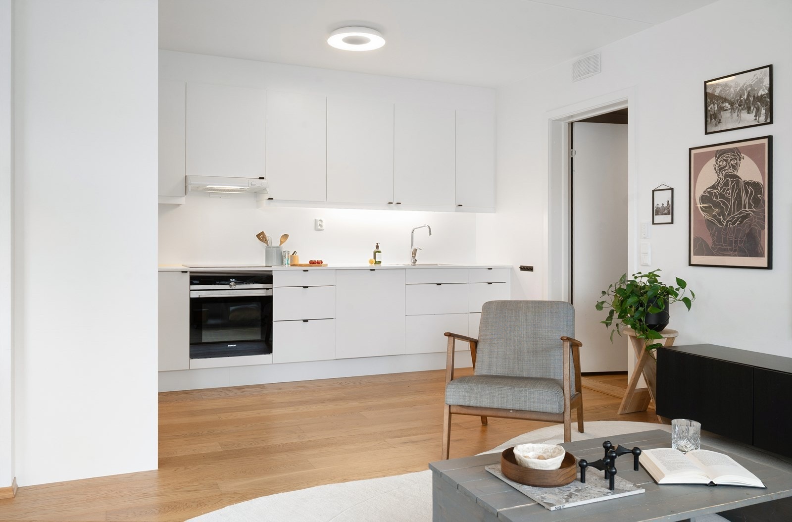 Kjøkkeninnredningen er bestående av glatte fronter og foliert benkeplate. Her er det godt med skap-/benkeplass. Galleribilde