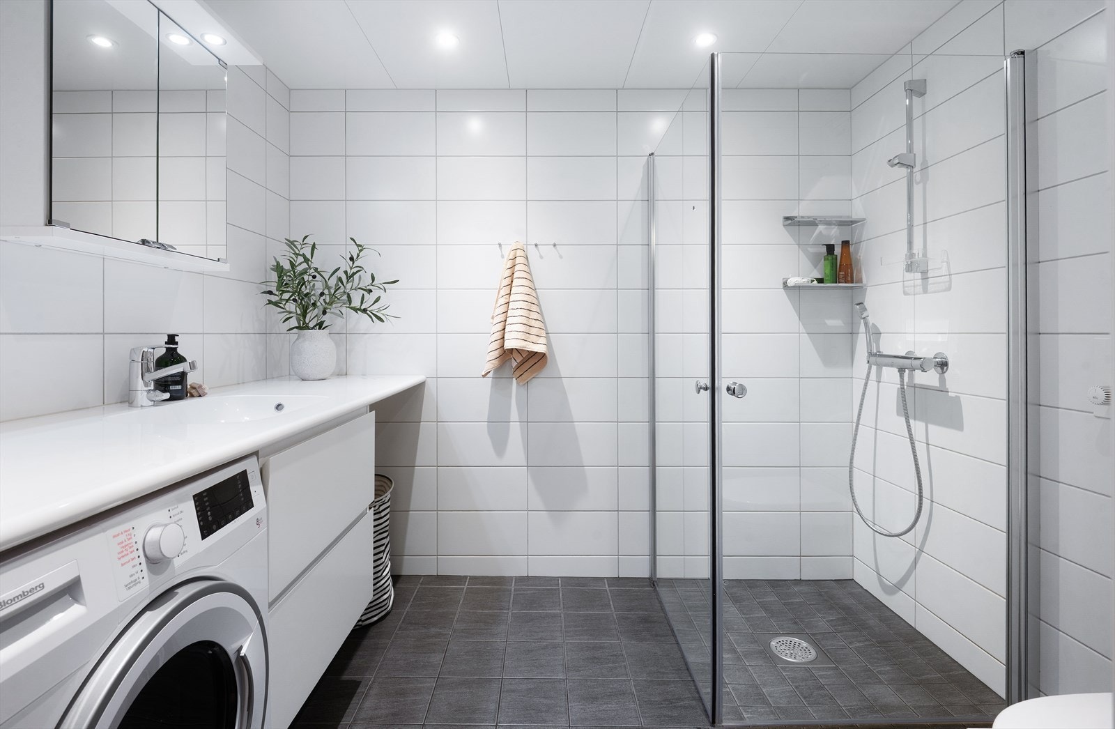 Romslig og pent flislagt baderom med behagelig gulvvarme. Galleribilde