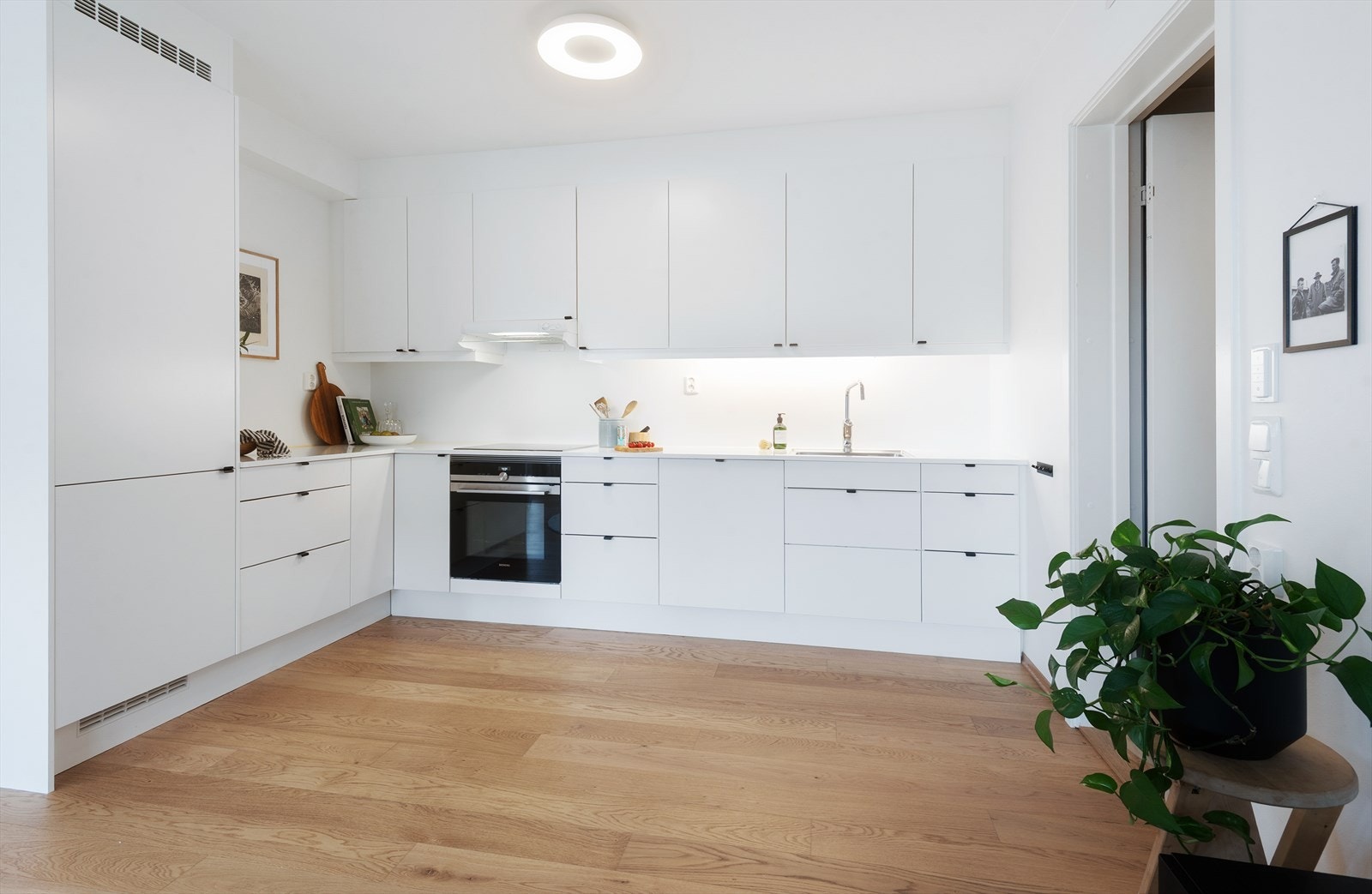 Moderne og lyst kjøkken levert fra Sigdal. Galleribilde