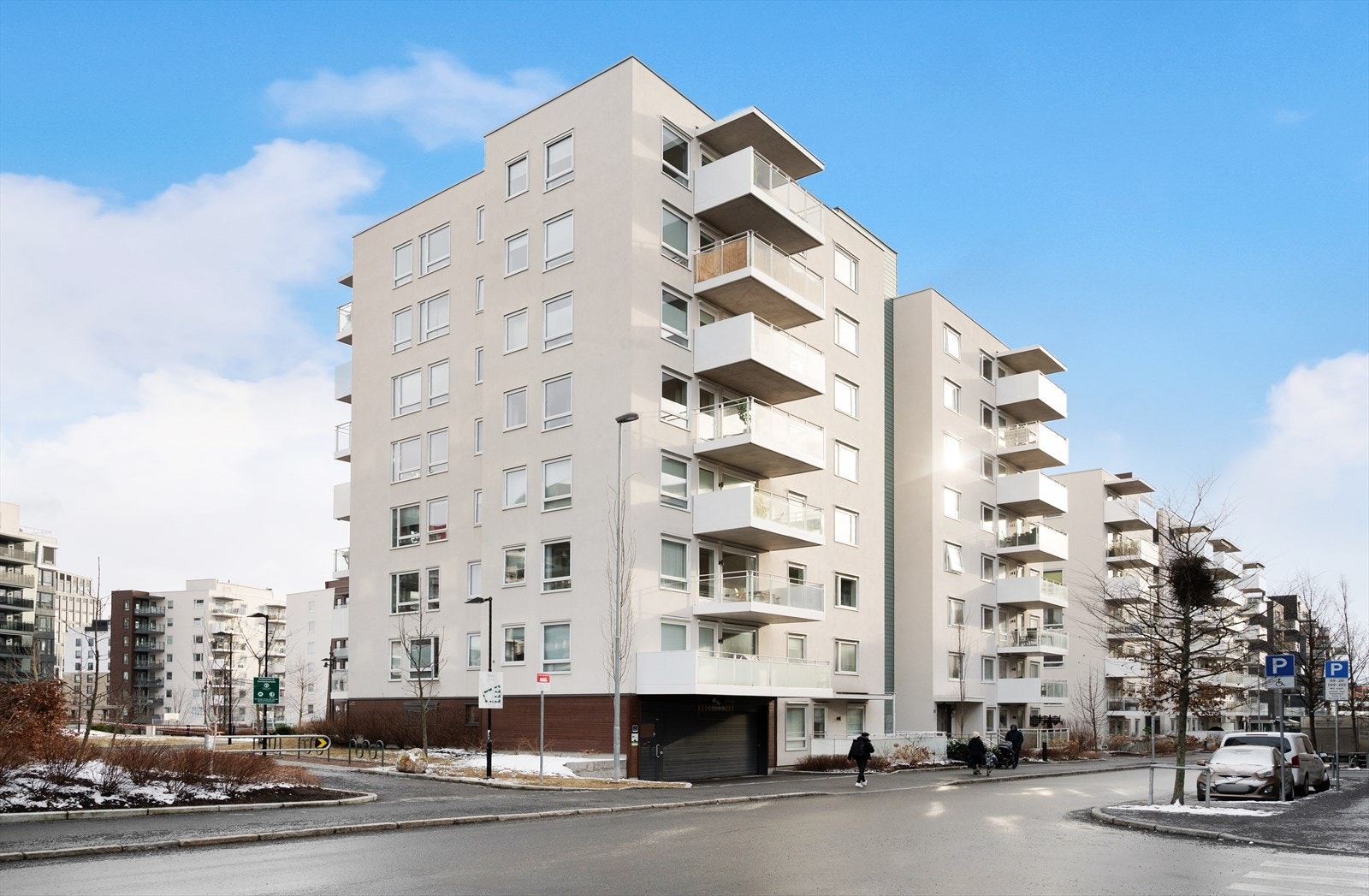 Byggets fasade. Leiligheten ligger fint til i byggets 5. etasje. Galleribilde