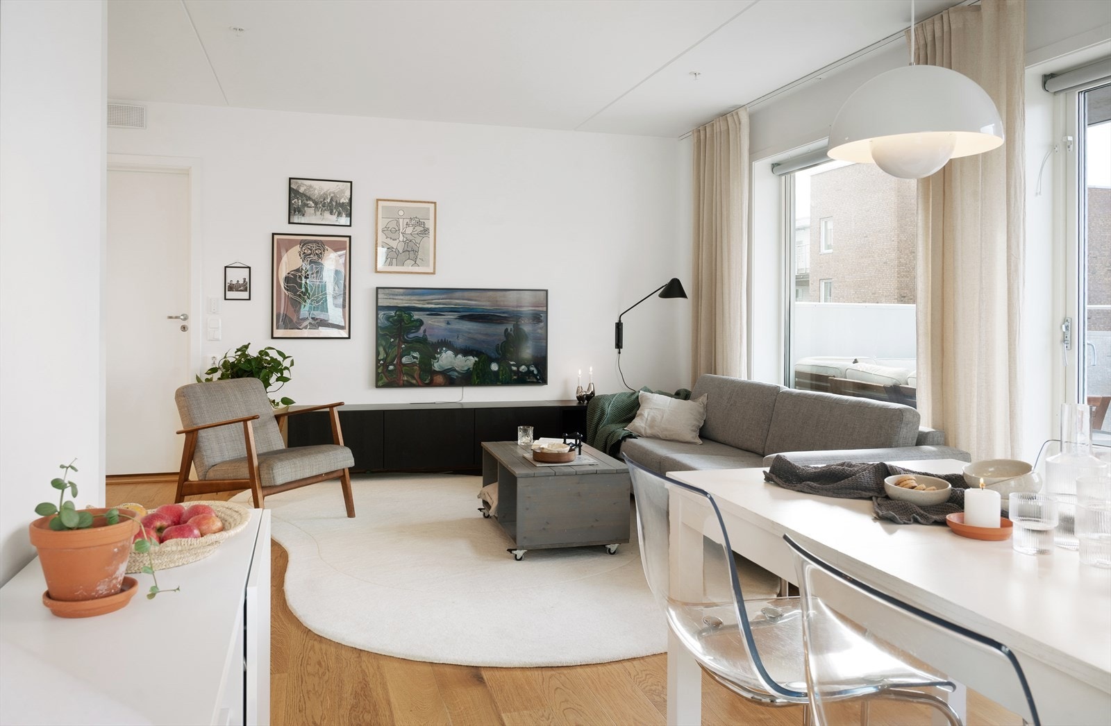 Stuen er det naturlige oppholdsrommet i leiligheten og har flere gode møbleringsmuligheter. Galleribilde