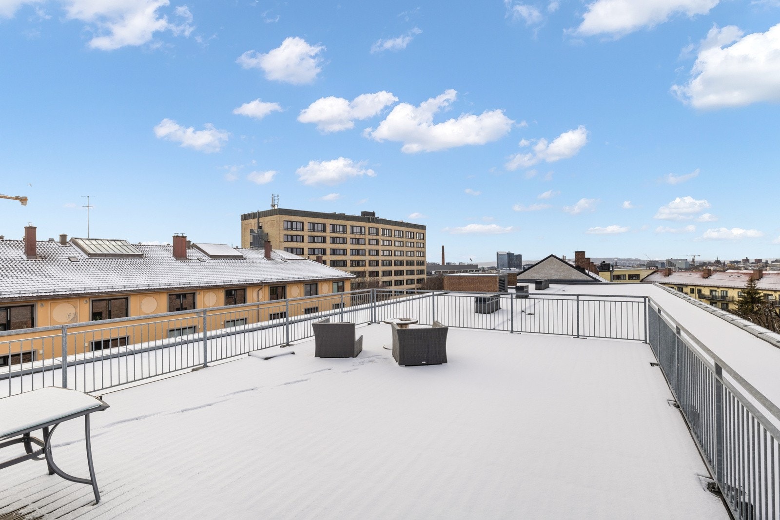 Veldrevet sameie med stor felles takterrasse. Galleribilde