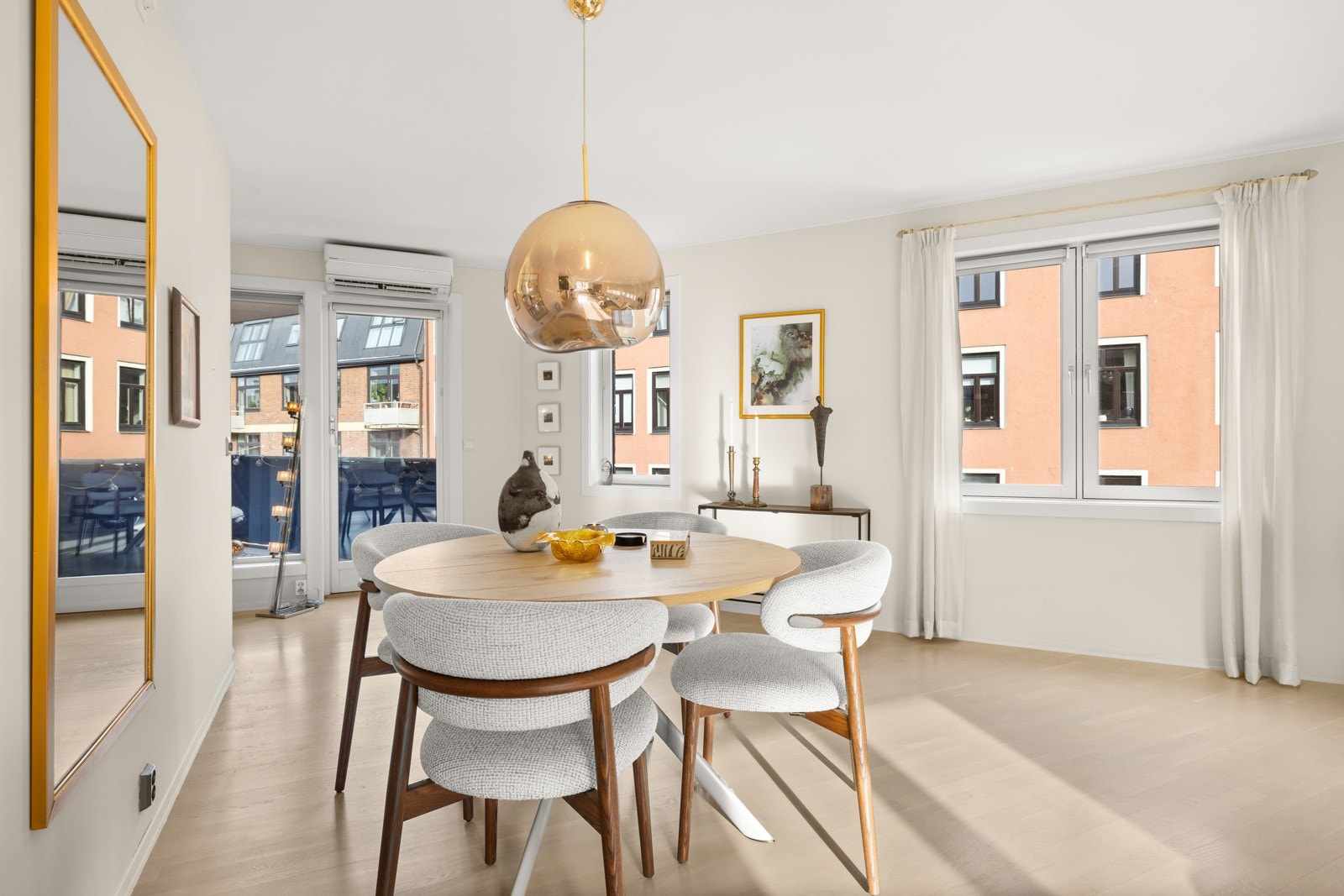 Utgang fra stue til hyggelig balkong på 7 kvm. Balkongen har utebelysning og stikkontakter. Galleribilde