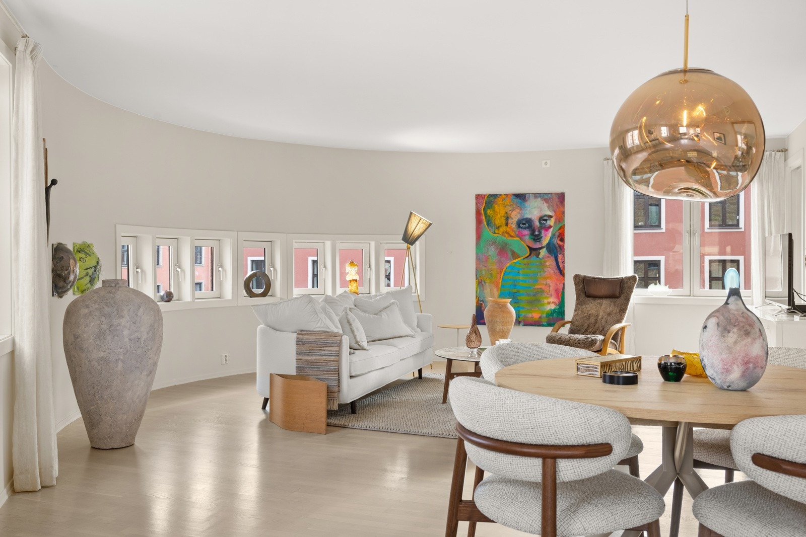 Stuen kan enkelt innredes med både sofa- og spiseseksjon. Galleribilde