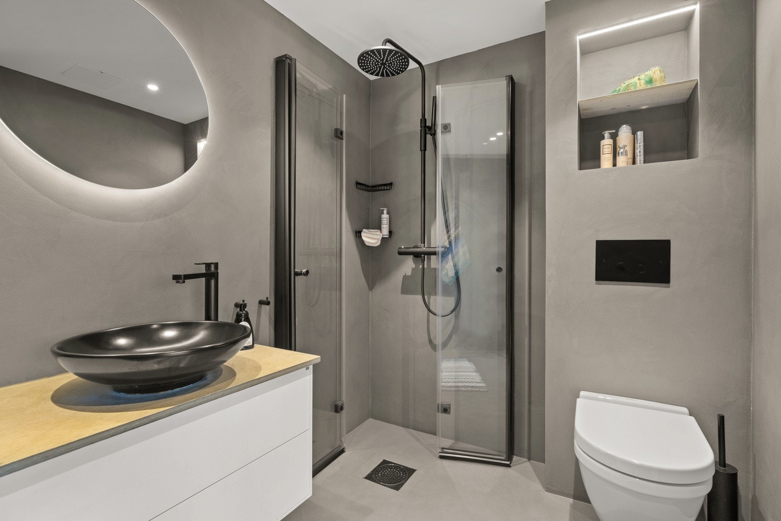 Badet har opplegg for vaskemaskin og har avtrekksventil for mekanisk avtrekk er plassert i himling. Galleribilde