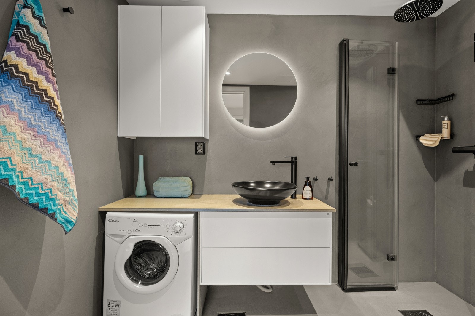 Pent baderom oppgradert med microsement i 2019. Galleribilde